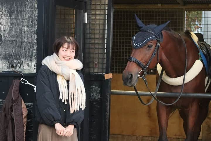 湯浅知里のインスタグラム：「♡♡ . . メジロゴゼン×私🐴🥕 (撮影は山下さん😊✨ありがとうございます😆) . ホッカイドウ競馬も残り2週です✨ ラスト頑張ります‼︎ . 大学の後輩✨加奈山アナと また一緒に仕事ができました🫡 動画撮影ノリノリで付き合ってくれてありがとう😊 . 井口さんとの写真も🤗」