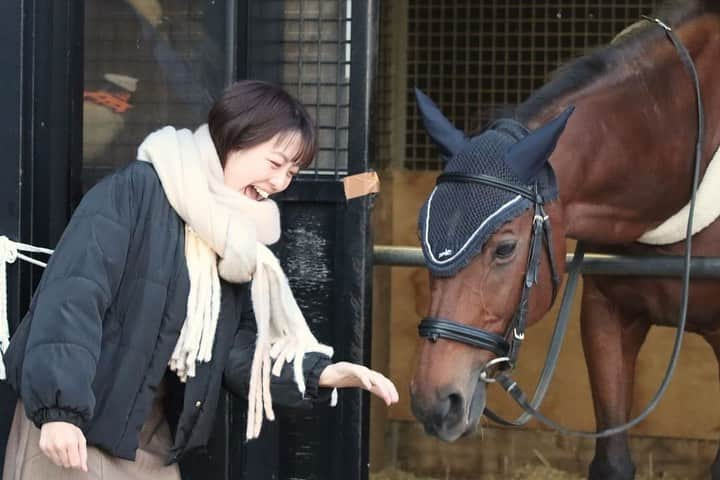 湯浅知里さんのインスタグラム写真 - (湯浅知里Instagram)「♡♡ . . メジロゴゼン×私🐴🥕 (撮影は山下さん😊✨ありがとうございます😆) . ホッカイドウ競馬も残り2週です✨ ラスト頑張ります‼︎ . 大学の後輩✨加奈山アナと また一緒に仕事ができました🫡 動画撮影ノリノリで付き合ってくれてありがとう😊 . 井口さんとの写真も🤗」10月29日 22時50分 - chisato.y515