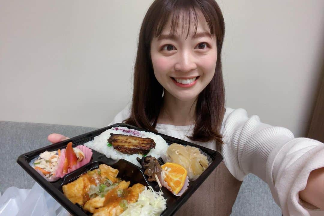 湯浅知里さんのインスタグラム写真 - (湯浅知里Instagram)「♡♡ . . メジロゴゼン×私🐴🥕 (撮影は山下さん😊✨ありがとうございます😆) . ホッカイドウ競馬も残り2週です✨ ラスト頑張ります‼︎ . 大学の後輩✨加奈山アナと また一緒に仕事ができました🫡 動画撮影ノリノリで付き合ってくれてありがとう😊 . 井口さんとの写真も🤗」10月29日 22時50分 - chisato.y515