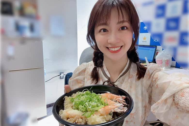 湯浅知里さんのインスタグラム写真 - (湯浅知里Instagram)「♡♡ . . メジロゴゼン×私🐴🥕 (撮影は山下さん😊✨ありがとうございます😆) . ホッカイドウ競馬も残り2週です✨ ラスト頑張ります‼︎ . 大学の後輩✨加奈山アナと また一緒に仕事ができました🫡 動画撮影ノリノリで付き合ってくれてありがとう😊 . 井口さんとの写真も🤗」10月29日 22時50分 - chisato.y515