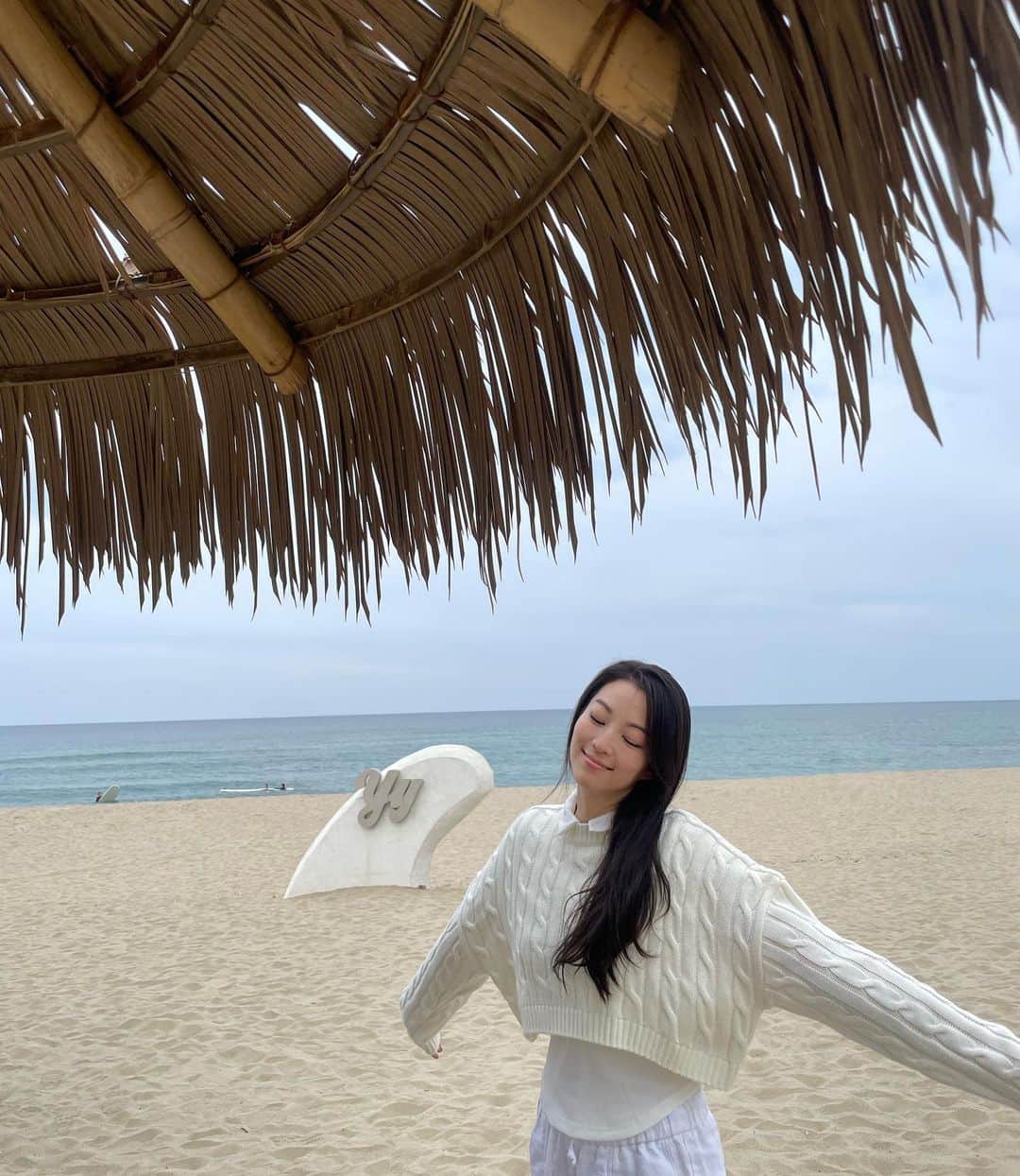 アーデン・チョーのインスタグラム：「한국 바다 이쁘다…」