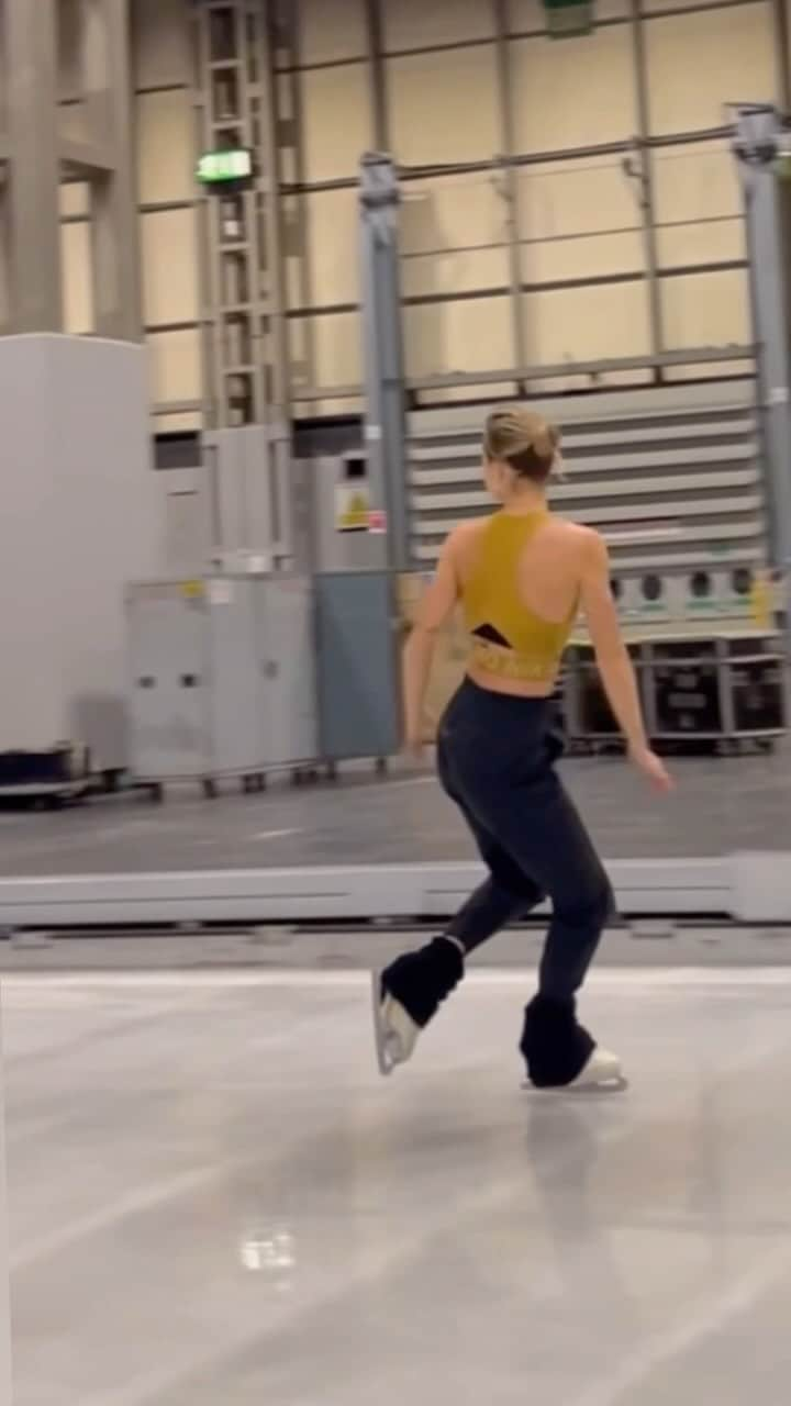 アシュリー・ケインのインスタグラム：「back it upp  #figureskating #iceskating」