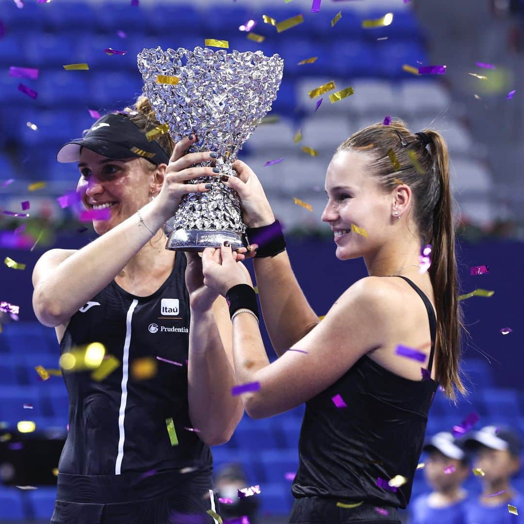 WTA（女子テニス協会）のインスタグラム：「That winning glow ✨🎊  @biahaddadmaia & @v.kudermetova team up to win the Zhuhai doubles title🏆  #WTAEliteTrophy」