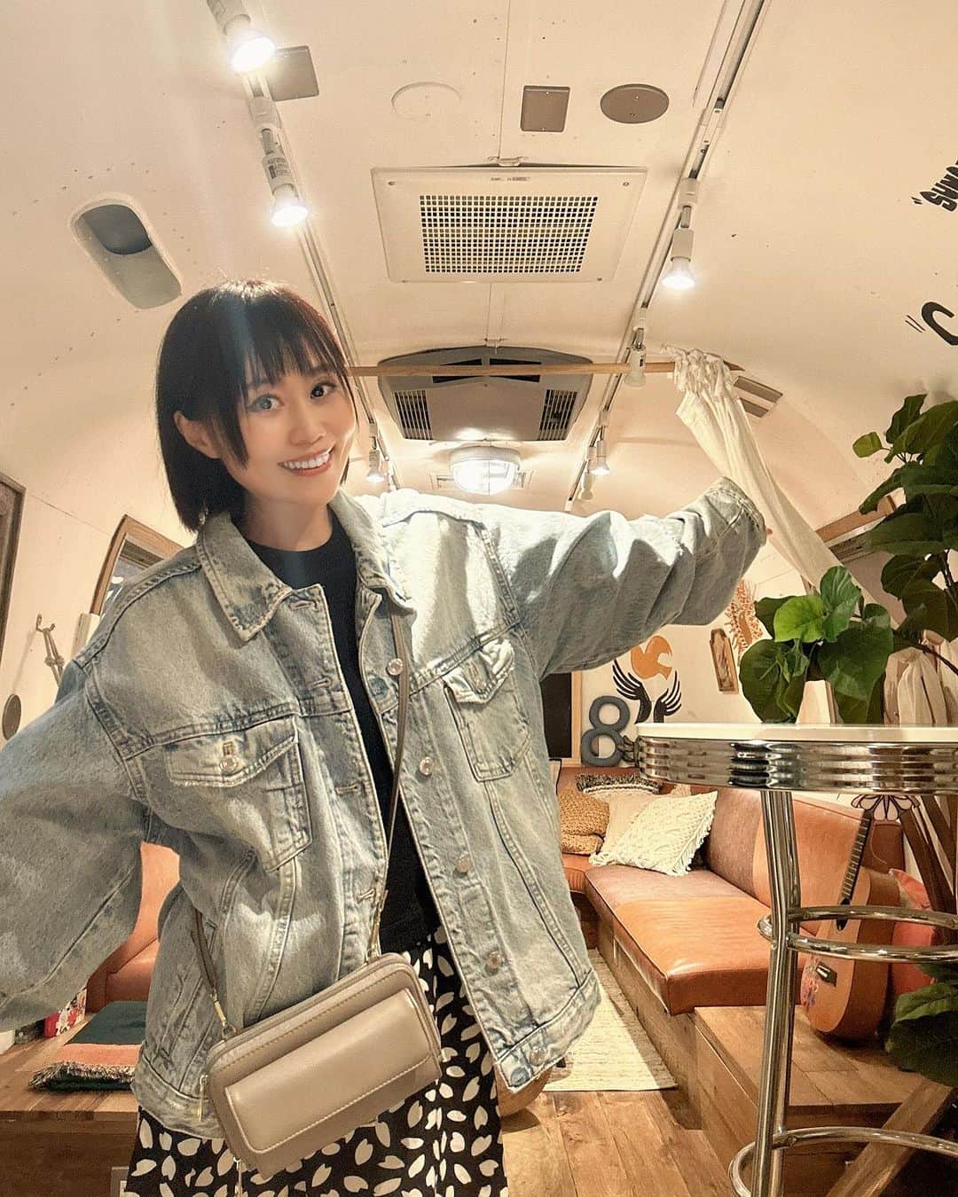 Karinのインスタグラム：「2泊3日のジュースクレンズ合宿に行ってきました🍹  この期間はこれで過ごしました⬇️  コールドプレスジュース🍹 フルーツ🥭🍎 ハーブティー🌿 お水  明日からアフタークレンズ3日間やります✨ 主に野菜と果物で過ごします🥑🍅🍋🥝  ジュースクレンズは細胞を活性化させ 声帯を若返らせたり健康に保つ効果があります。  長く歌い続けていくために今からやれることを頑張っていきたいです✊✨  #ジュースクレンズ #コールドプレスジュース #ファスティング」