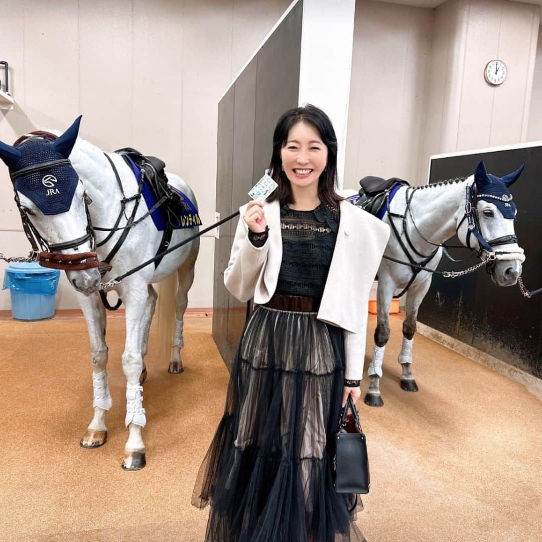 経沢香保子さんのインスタグラム写真 - (経沢香保子Instagram)「【人生の初めての出来事】  今日は、人生で初めて「競馬」というものを体験しました。  しかもプレミアムな入手困難な天皇杯という大きなイベントで馬主席に入れていただいて恐縮すぎまする。  偶然友人の招待を受けたのですが、 それまで競馬というものは、 私のお金持ちの友人が行き着く先みたいに思ってて、  全く共通項の少なかった私が、 こんなにも没入して、 感動の連続になるとは。  ただただ「いち早くゴールする」  そして 「誰がいち早くゴールするのか」 大人がみんな熱狂して賭ける。  それに、そのために全員が何年も一致団結した大イベント。  初めてのことだらけでびっくりしたけど、 走る馬がカッコ良すぎて、 馬の大スターと言われるイクノックスが目の前を走り抜け（当然馬券は買いました！）  自分も経営者としてもっと早く走りたいと思わされた （なんでも経営に重ねてすみません！）  そのあと、夜道をご機嫌で散歩してたら、 何故か来日してる ロンドンのファミリーに日本酒が飲みたいと言われ、 近くの横丁ではじござけをした不思議な1日でした。  とにかく、もっと私のできることは頑張りたい 早く走れる経営者でありたい 関係者にパワーを渡せる人間でありたい とモチベの上がった1日でした。  お誘いいただいた、馬主さま　@yuz1n くん、ありがとうございます。  #天皇杯 #イクノックス #競馬 #女性経営者 #東京競馬場 #初体験 #起業 #女性起業家」10月29日 22時55分 - kahokotsunezawa