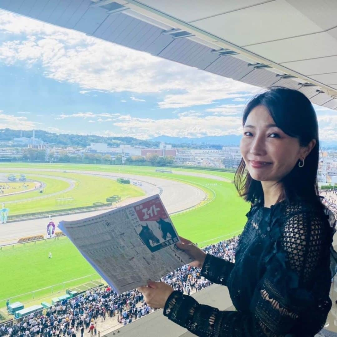 経沢香保子さんのインスタグラム写真 - (経沢香保子Instagram)「【人生の初めての出来事】  今日は、人生で初めて「競馬」というものを体験しました。  しかもプレミアムな入手困難な天皇杯という大きなイベントで馬主席に入れていただいて恐縮すぎまする。  偶然友人の招待を受けたのですが、 それまで競馬というものは、 私のお金持ちの友人が行き着く先みたいに思ってて、  全く共通項の少なかった私が、 こんなにも没入して、 感動の連続になるとは。  ただただ「いち早くゴールする」  そして 「誰がいち早くゴールするのか」 大人がみんな熱狂して賭ける。  それに、そのために全員が何年も一致団結した大イベント。  初めてのことだらけでびっくりしたけど、 走る馬がカッコ良すぎて、 馬の大スターと言われるイクノックスが目の前を走り抜け（当然馬券は買いました！）  自分も経営者としてもっと早く走りたいと思わされた （なんでも経営に重ねてすみません！）  そのあと、夜道をご機嫌で散歩してたら、 何故か来日してる ロンドンのファミリーに日本酒が飲みたいと言われ、 近くの横丁ではじござけをした不思議な1日でした。  とにかく、もっと私のできることは頑張りたい 早く走れる経営者でありたい 関係者にパワーを渡せる人間でありたい とモチベの上がった1日でした。  お誘いいただいた、馬主さま　@yuz1n くん、ありがとうございます。  #天皇杯 #イクノックス #競馬 #女性経営者 #東京競馬場 #初体験 #起業 #女性起業家」10月29日 22時55分 - kahokotsunezawa