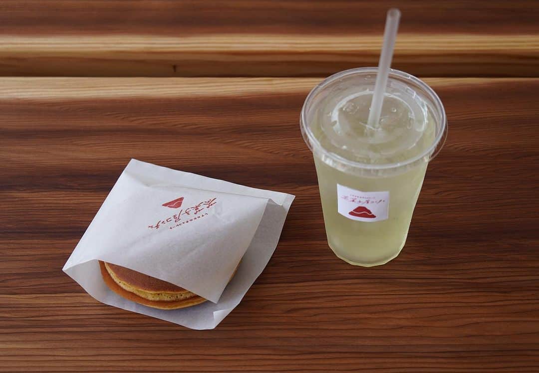 Concheのインスタグラム：「【スタッフ急募】 チョコレートの奥深さと地元の美味しさを融合した新しいスイーツを提案する店舗を『エスパルスドリームプラザ』にオープンしました。  共に働いてくれるスタッフを募集しています。 ・平日午後 ・土日祝 いずれかまたは両方出勤可能な方。  カカオの魅力と地元産の新鮮な果物たちが出会い、静岡茶の香りがマリアージュするお菓子たちが生まれます。  《あなたの創造力を活かすチャンス》 チョコレートだけでなく、静岡茶や地元の果物を使ったお菓子の開発に携われます。 新しい味わいを生み出し、お客様の笑顔を引き出しましょう。  《季節感あふれる楽しみ》 新店舗ならではの季節ごとの限定メニューやイベントを企画します。 お客様には食べる楽しみだけでなく時を感じる楽しみも提供します。  《チームワークの力》 私たちはチームで協力し合いお菓子作りを楽しんでいます。 アイデアをシェアし、成長し合う環境でお互いに刺激を受けながら働けます。  《お客様との心温まる瞬間》 美味しいお菓子とお茶でお客様の特別な瞬間を彩りましょう。 喜んでもらえることでやりがいを感じることができます。 新しい店舗での素敵な仲間として、お菓子づくりの楽しさを共有しませんか。 あなたの才能を活かしお店と一緒に成長していきましょう。  《募集職種》 菓子製造／飲食販売スタッフ  詳しくはDMにて。 もしくはindeedでも掲載しておりますのでお問い合わせください。 ご応募をお待ちしています。」