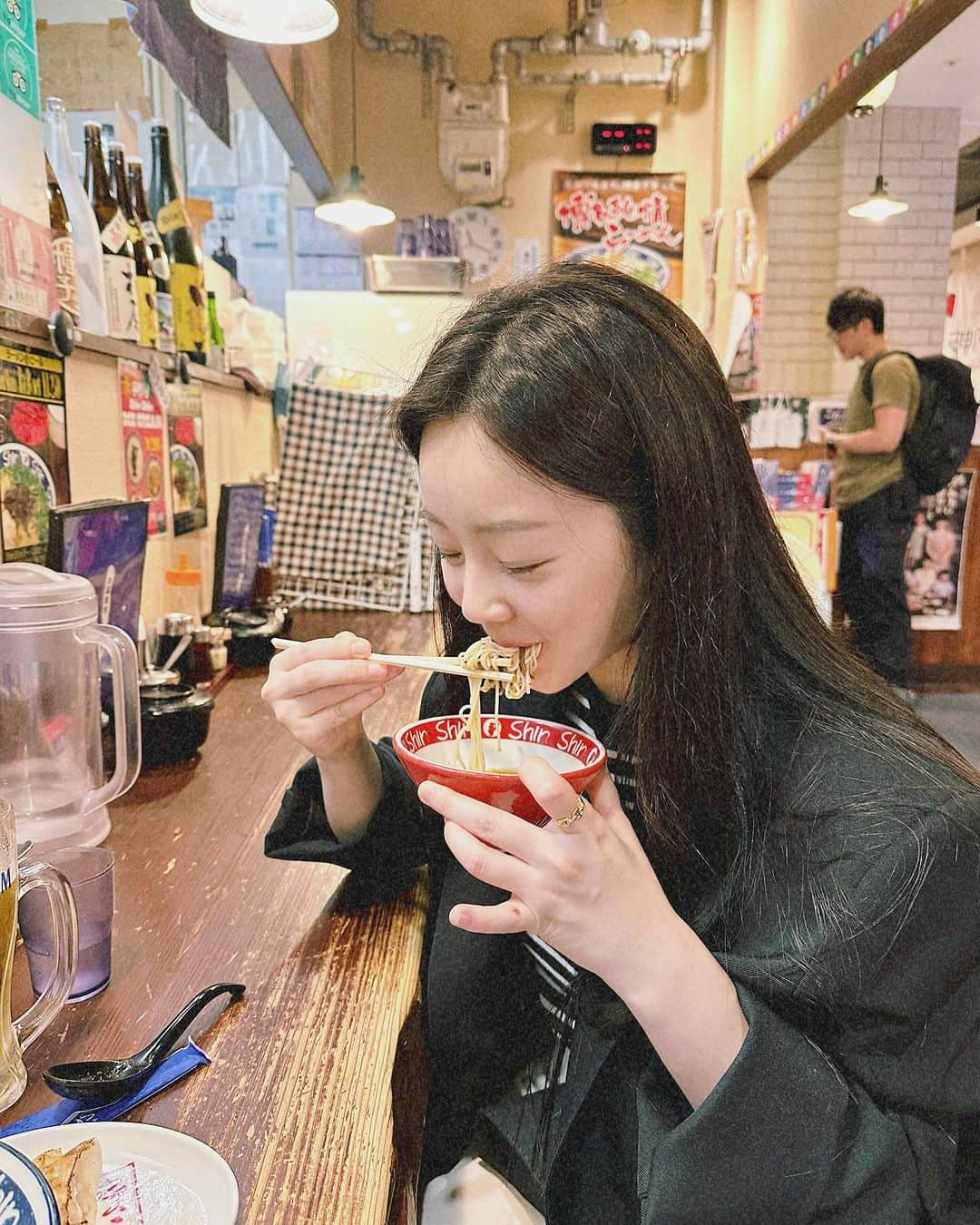 ユ・ボファのインスタグラム：「야식엔 라멘+생맥🍜🍺 면쟁이 보화는 하루종일 면만먹기😋  📍 9-1 Hakataekichuogai, Hakata Ward, Fukuoka, 812-0012   #보화맛집 #보화투어 #후쿠오카먹방 #博多らーめんshinshin」