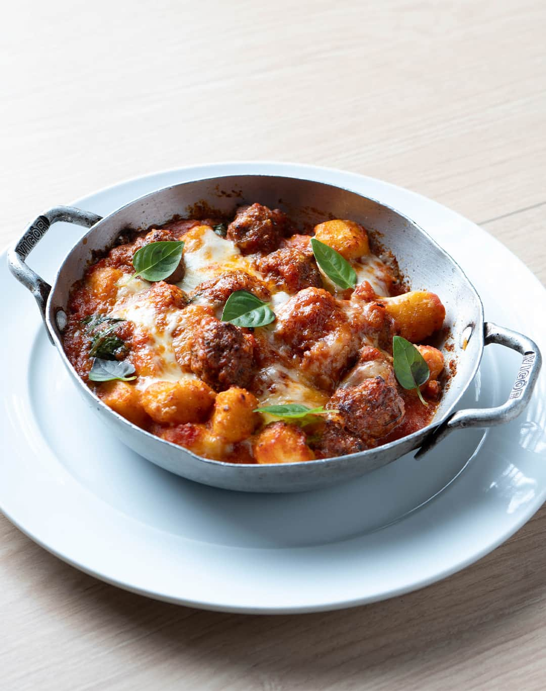 Eataly Brasilさんのインスタグラム写真 - (Eataly BrasilInstagram)「Quando este gnocchi eu provar, a fortuna virá para ficar” 🍀  Conhece esse mantra italiano, amici? A lenda diz que, ao repeti-lo todo dia 29 acompanhado de um prato de gnocchi feito no Eataly, garante a você prosperidade para o resto do mês. Confira o menu da sorte válido somente hoje na Trattoria:   📍 Gnocchi e polpette gratinate: gnocchi de batatas feito na casa com molho pomodoro, almôndegas de carne bovina e suína, gratinado com mozzarella di bufala e grana padano.   Traga a sua nota de dinheiro e venha aproveitar o seu domingo com a gente. A Trattoria estará aberta o dia todo, com música ao vivo durante o almoço e jantar.」10月29日 22時59分 - eatalybr