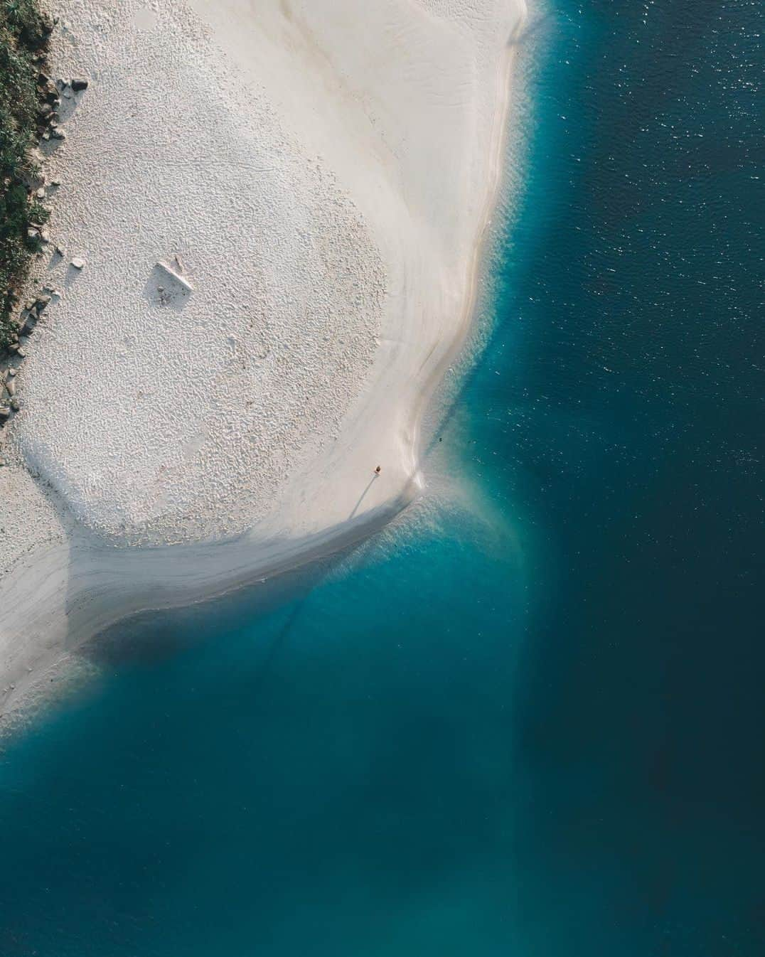 Coronaさんのインスタグラム写真 - (CoronaInstagram)「Perched on the edge of an estuary, Tallebudgera Creek in Gold Coast Australia has attracted Australian familes for generations. ⁣ ⁣ Famed for its sparkling creek and nestled between Burleigh Heads National Park and Palm Beach, it's the perfect place to kickback, swim, picnic and enjoy watersports. ⁣ ⁣ If you fancy a scenic walk through lush rainforest, stroll across the bridge to the National Park, where you can learn all about the indigenous history and rich Gold Coast culture. ⁣ ⁣ #ThisIsLiving ⁣ ⁣ 📸: @shotbyjira⁣ ⁣ #Australia #GoldCoast」10月29日 23時00分 - corona