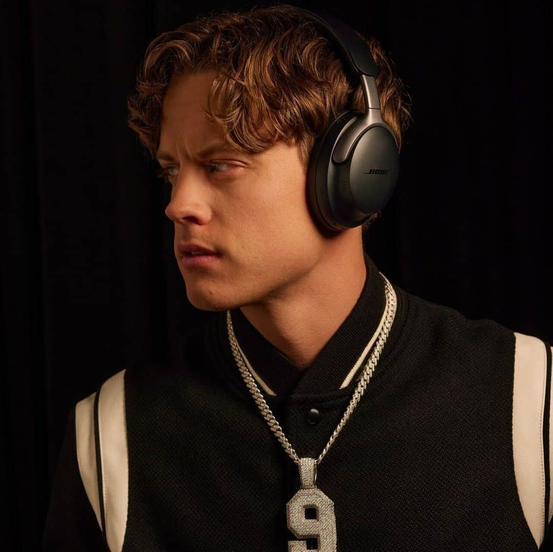 BOSEのインスタグラム：「World-class noise cancellation 🤝 Bose Immersive Audio. @joeyb_9」