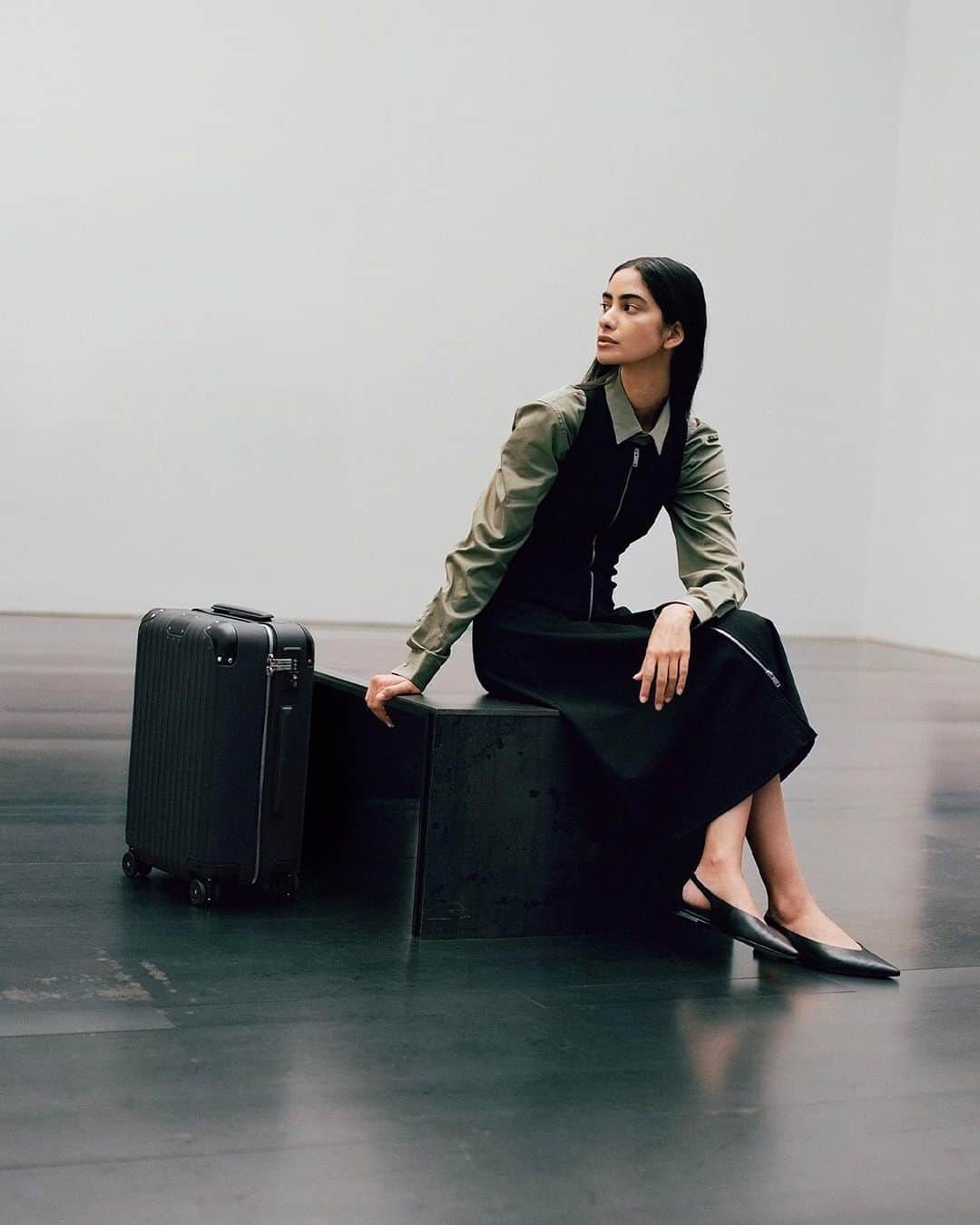 リモワのインスタグラム：「Innovation is woven into every detail of the new RIMOWA Distinct Cabin suitcases, a new set of leather companions in Black and Navy iterations.  #RIMOWA #RIMOWAdistinct   Pierre Soulages, Peinture 324 x 181 cm, 19 janvier 1997, huile sur toile. © Adagp, Paris, 2023」