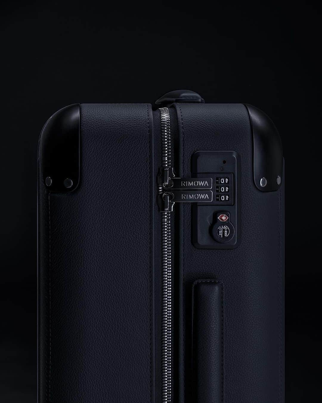 リモワさんのインスタグラム写真 - (リモワInstagram)「Innovation is woven into every detail of the new RIMOWA Distinct Cabin suitcases, a new set of leather companions in Black and Navy iterations.  #RIMOWA #RIMOWAdistinct   Pierre Soulages, Peinture 324 x 181 cm, 19 janvier 1997, huile sur toile. © Adagp, Paris, 2023」10月29日 23時00分 - rimowa