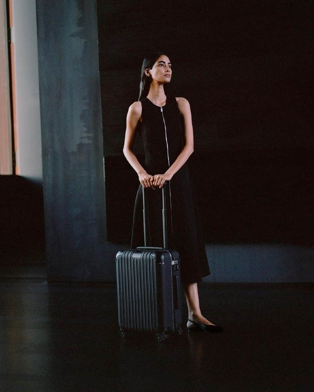 リモワさんのインスタグラム写真 - (リモワInstagram)「Innovation is woven into every detail of the new RIMOWA Distinct Cabin suitcases, a new set of leather companions in Black and Navy iterations.  #RIMOWA #RIMOWAdistinct   Pierre Soulages, Peinture 324 x 181 cm, 19 janvier 1997, huile sur toile. © Adagp, Paris, 2023」10月29日 23時00分 - rimowa