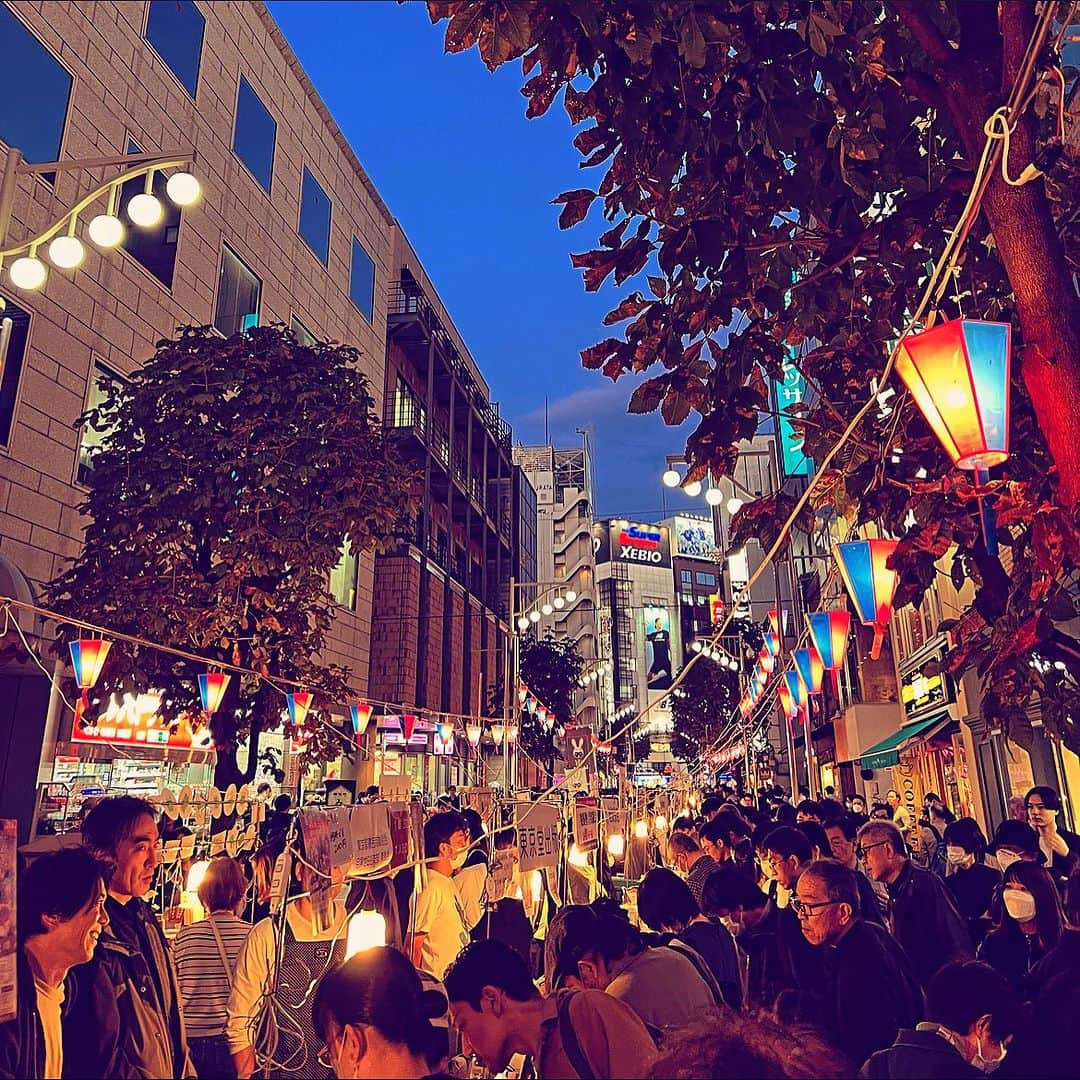 山中千尋のインスタグラム：「本を求める人の波 Book Festival, Suzuran Street Jinbocho,Tokyo  お知らせです  11/3(祝)✨✨かわさきジャズ2023カルッツ川崎にてコンサート❤️16時開演です✨入場料4000円18歳以下2000円大変お得なお値段です✨関東で入れ替えなしのコンサートはしばらくありません✨ぜひこの機会を絶対お聴き逃しなくお願いします😍スペシャルなプログラムです✨詳しくはhttps://www.kawasakijazz.jp/program/detail2023/20231103.php  11/12(日) 倉敷アヴェニュウ超至近距離ライブです❤️Dolce Vita 畠山令🎸伊波大輔🥁開演19:30前売 ￥8000当日￥9000入れ替えなし✨お席数が限られてますのでお早めにご予約くださいませ✨ 皆様のご来場をお待ちしております✨ご予約は☎️086-424-8043 倉敷アヴェニュウsound.jp/avenue/main.htm  10/25(水)Dolce Vita LP発売❤️ 11/3(金・祝)カルッツ川崎 11/8(水)桐生大川美術館(満席) 11/12(日)倉敷アベニュー 12/9(土)富山新川文化ホール 12/16(土)水戸ガールトーク 12/23(土)名古屋緑区文化小劇場 12/24(日)桐生ビレッジ 12/26(火)東京Cotton Club  #山中千尋 #chihiroyamanaka  #jazz #jazzpiano #山中千尋トリオ #山中千尋jazzライブ   #神保町 #iphonephotography  #jinbocho #bookfestival #tokyo」