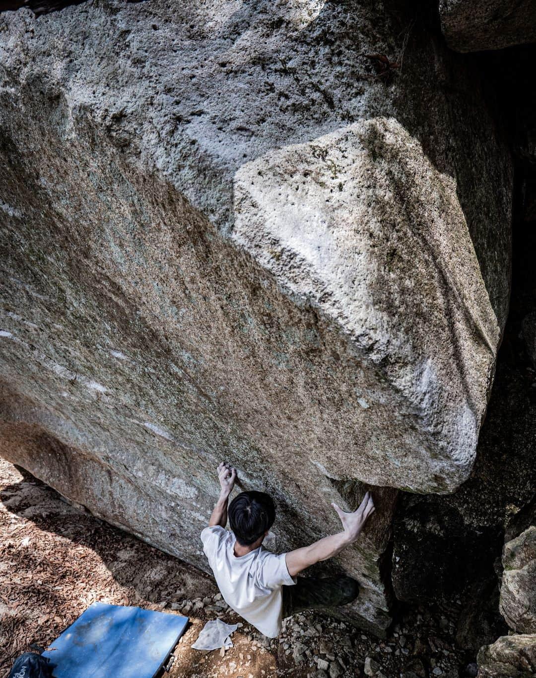 中島徹のインスタグラム：「鳥獣戯画 / Choju-Giga V14 FA  I'm back!! I had to take a break from climbing for a while due to my job. I started climbing at the end of September, gradually getting back into the feeling of climbing, and today I was able to finish my project I didn't get down last season.  Unfortunately, I couldn't revisit Finland this year. I'd like to take my time and make preparations until next spring.  problem: 鳥獣戯画 V14 photo: @shouichi_nishiwaki  location: Mizugaki」