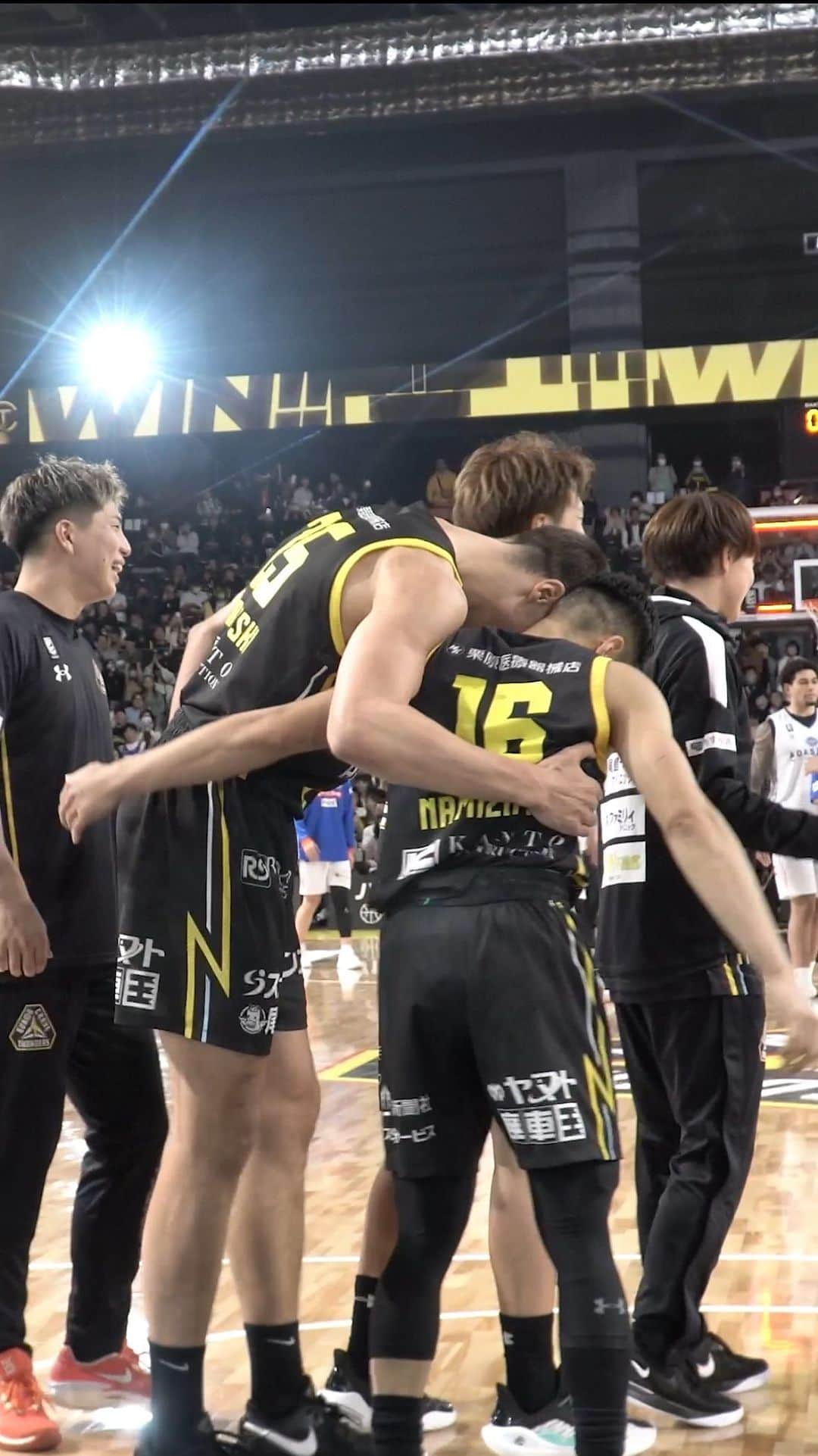 群馬クレインサンダーズのインスタグラム：「🪄Swaggy Nari × Zeus⚡️  4Qのシーソーゲームを勝ち切る🔥 これが今年のサンダーズ⚡️  #並里成 #ケーレブターズースキー #群馬クレインサンダーズ #BEBOLD #Bリーグ #オプアリ」
