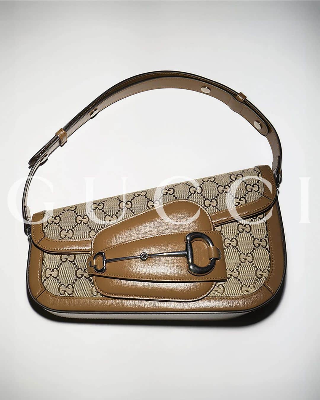 グッチのインスタグラム：「Horsebit 1955 meets Demetra.  Made with 75% plant-derived raw material sources, Gucci’s Demetra material defines the Horsebit 1955 handbag—now in a new asymmetrical shape.   #GucciHorsebit1955」
