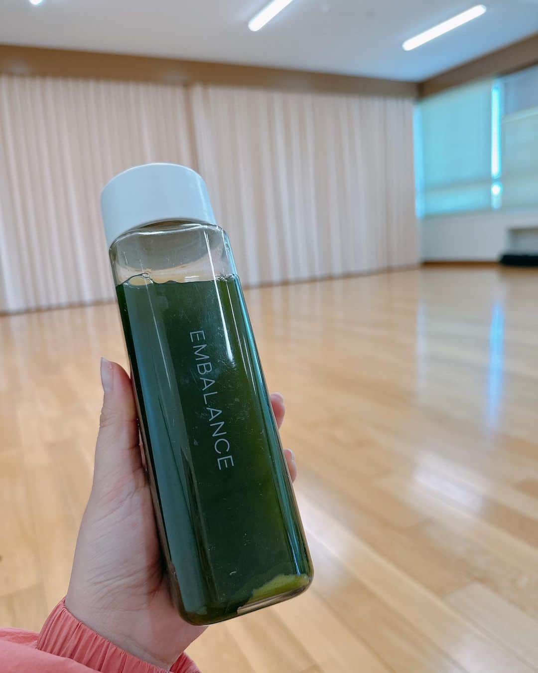 かとう唯さんのインスタグラム写真 - (かとう唯Instagram)「君がそばにいるから〜  悩むことはないのさ〜  離れとってもエール送ってくれる人がおるから 観に来てくれる人がおるからがんばれとるよーーっ！！  怒涛の土日稽古、無事終了⭐️  とりあえず、  ロキャの体力、変わらず凄いわ....👏✨✨  今日はタップダンスの振り付けも！ 足がじわじわきてる🥹✨  とってもかっこいいからお楽しみに〜♪🐎  #純烈　さん #赤色で気合い入れた #馬のミュージカル #ウマくいきますように #手作り弁当 #冷え対策 #お母さんから青汁持たされた」10月29日 23時07分 - yuimscl0630
