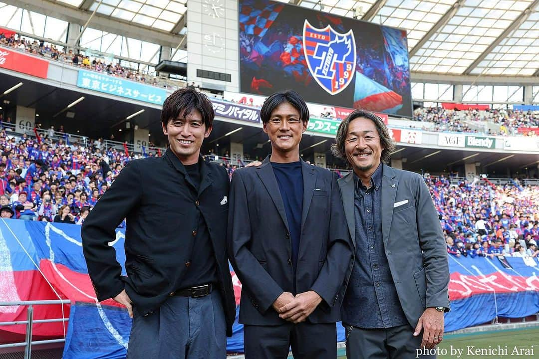 石川直宏さんのインスタグラム写真 - (石川直宏Instagram)「『ホーム広島戦』  FC東京25周年記念試合のラスト3試合目も #TokyoMX で中継。  今回は マス #増嶋竜也  @masushima_tatsuya  タダナリ #李忠成 @tadanarilee_official   トリプル解説🎤🎤🎤  実況は #永田実 さん 5年ぶりにご一緒させていただきました🤝  ストライカー目線にディフェンス・監督目線。 過去の話も含めて話が盛り上がりましたが結果は、、、  今シーズン残り3試合でどれだけの意地と誇りをクラブ・個々、それぞれの立場で示す事が出来るか。  課題も期待も同じくらいたくさんありますが、変わらず向き合いながら、歴史の【継承】と【革新】を自分なりに捉え、伝え合い、重ね、新たなスタイルと歴史を創っていきたいと思います。  この場にいて、この場で感じた想いをいつまでも大切にしながら。  #明治安田生命J1リーグ #jleague #Jリーグ #DAZN #解説 #fctokyo #FC東京 #Tokyo #東京 #東京が熱狂 #FC東京ファミリー #YoullNeverWalkAlone #YNWA #fctokyoclubcommunicator  #FC東京クラブコミュニケーター #NaohiroIshikawa #石川直宏」10月29日 23時08分 - sgss.18