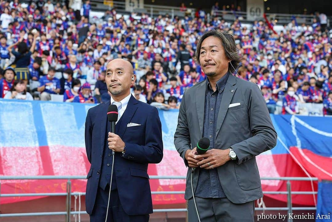 石川直宏さんのインスタグラム写真 - (石川直宏Instagram)「『ホーム広島戦』  FC東京25周年記念試合のラスト3試合目も #TokyoMX で中継。  今回は マス #増嶋竜也  @masushima_tatsuya  タダナリ #李忠成 @tadanarilee_official   トリプル解説🎤🎤🎤  実況は #永田実 さん 5年ぶりにご一緒させていただきました🤝  ストライカー目線にディフェンス・監督目線。 過去の話も含めて話が盛り上がりましたが結果は、、、  今シーズン残り3試合でどれだけの意地と誇りをクラブ・個々、それぞれの立場で示す事が出来るか。  課題も期待も同じくらいたくさんありますが、変わらず向き合いながら、歴史の【継承】と【革新】を自分なりに捉え、伝え合い、重ね、新たなスタイルと歴史を創っていきたいと思います。  この場にいて、この場で感じた想いをいつまでも大切にしながら。  #明治安田生命J1リーグ #jleague #Jリーグ #DAZN #解説 #fctokyo #FC東京 #Tokyo #東京 #東京が熱狂 #FC東京ファミリー #YoullNeverWalkAlone #YNWA #fctokyoclubcommunicator  #FC東京クラブコミュニケーター #NaohiroIshikawa #石川直宏」10月29日 23時08分 - sgss.18