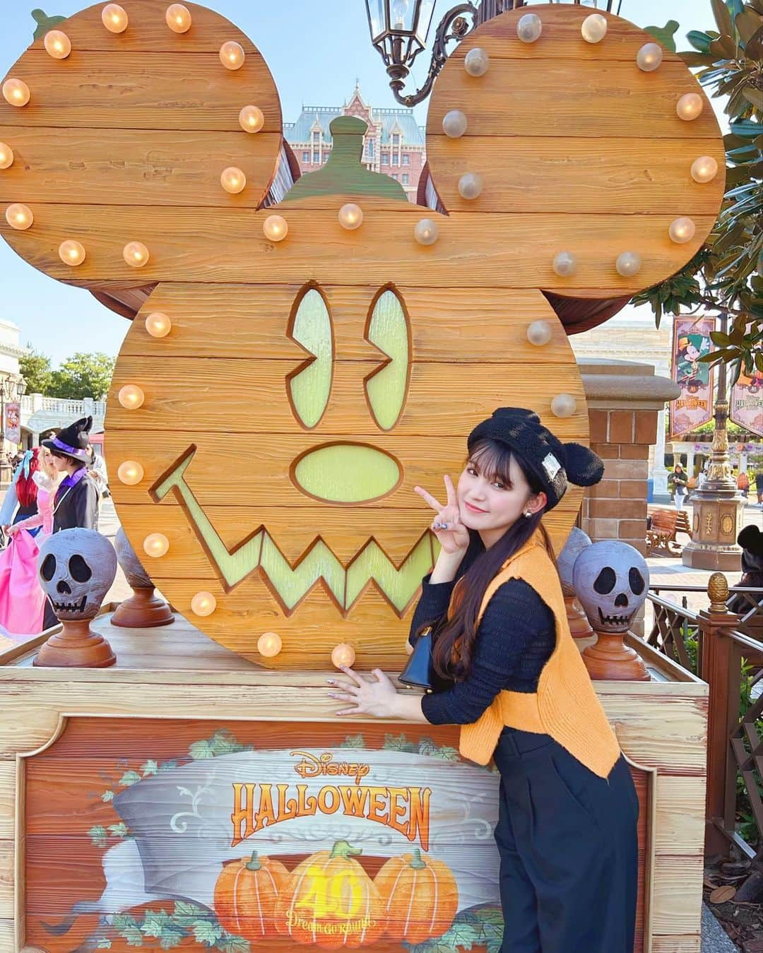 神志那結衣さんのインスタグラム写真 - (神志那結衣Instagram)「実は、ハロウィン夢の国したのです🎃  ハロウィン期間中に行きたいってのと ペアコーデをしてみたいっていうドリーム叶えた🎃🧡  また写真載せるね🫠🫠  #ハロウィンディズニー　#ハロウィン　#ディズニー」10月29日 23時11分 - jiina27