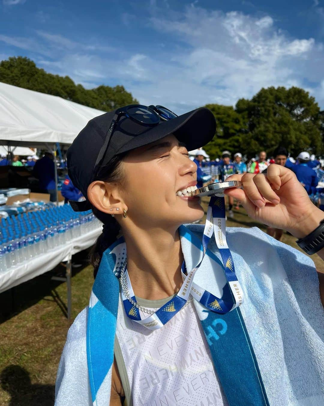 坪井ミサトのインスタグラム：「横浜マラソン🏃‍♀️ @yokohamamarathon   ひとまずご報告🙇‍♀️  無事PBでゴール😭✨ (ネットタイム　3:47:24) 5分更新できました🔥  たくさんの方に声をかけていただき 本当にパワーをいただきました❤️‍🔥  少し体調良くなかったのですが 最後まで走れてホッとしています🥹 高速道路は噂通りのキツさでした。笑  万全の状態で走れたら もっといけると確信したので 懲りずにまたPB狙っていきたいと思います💪🏽  スタッフの皆さま 素敵な機会をくださった @underarmourjp さん 応援に駆けつけてくださったみなさま 心からありがとうございました😌  27歳の誕生日前日に自分へのプレゼントになりました🎁  また動画もアップします😘  #横浜マラソン2023 #yokohamamarathon2023 #横浜マラソン #underarmour #マラソン #フルマラソン #応援ありがとうございました」