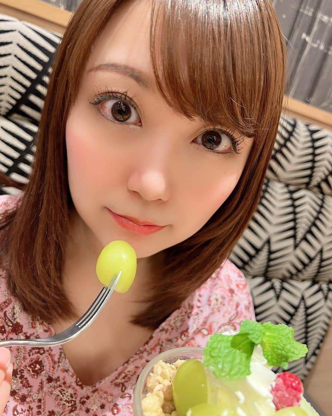 嶋梨夏のインスタグラム：「次はなんのフルーツ食べる😋？？ . . . . . #被写体 #お仕事依頼受付中 #デニーズ #デニーズパフェ #シャインマスカット #シャインマスカットパフェ #いっぱい食べる君が好き #もぐもぐ #むちむち #ぷに子 #アラサー女子 #平成元年生まれ #150cm #ファインダー越しの私の世界 #ポートレート #ポートレート撮影 #女優 #actress #photooftheday #JAPAN #japanesegirl #instagood #followme #ricashima #嶋梨夏」