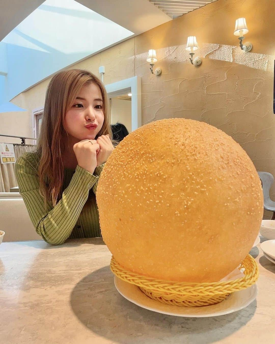 倉田瑠夏さんのインスタグラム写真 - (倉田瑠夏Instagram)「究極の小顔効果やぁ🤣🌕  気になってた @maladaigaku_official さんへ❤️  大胡麻団子は見た目楽しいしパリパリで美味しいしみんなでわいわい一緒に食べるのがおすすめ✨✨  麻婆豆腐も見た目より辛くなくて旨み成分たっぷり♡って感じでとっても美味しかったぁ🥰  関係ないけどすっぴんなのにマツエク @tome.nail.eye のおかげで全然写真あげれるのすごい😭👏✨  @_.meee.a_ さんのおかげです💕  #麻辣大学 #大胡麻団子 #麻婆豆腐 #麻辣大学晴海トリトン店  #東京グルメ #グルメ #グルメ女子 #中華料理 #ランチ #好吃 #扎心了 #먹스타그램 #먹방 #냠냠 #맛집 #foodporn #instafood #美味しいもの #japanesegirl #萌 #自拍 #模特 #粉我 #tbt #swag #动漫 #すっぴん #マツエク」10月29日 23時15分 - ruka.kurata