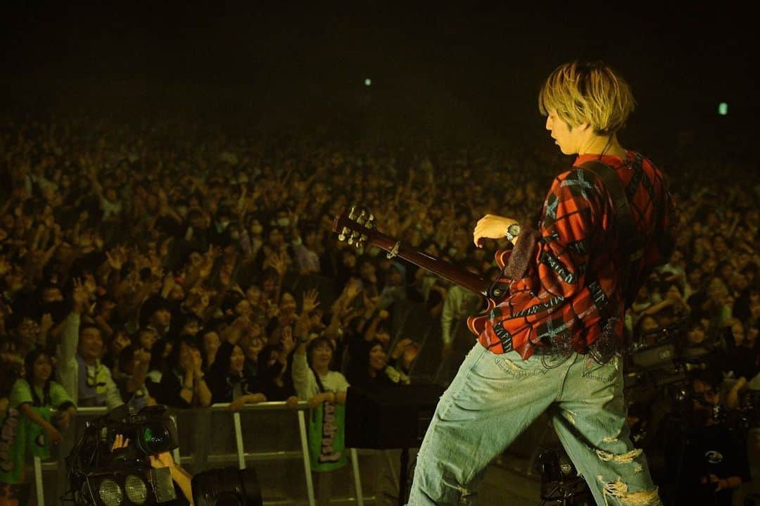 白井眞輝さんのインスタグラム写真 - (白井眞輝Instagram)「Thank you G fest.!!!! 群馬お久しぶりでした。 秋なのに会場熱かったですね。 みんなの熱気がすごかったです。  スラッシュの自伝、旅のお供です(お供してるだけで全然読めてないですけど)。  #gfest #Gフェス #Alexandros」10月29日 23時15分 - masakishirai_alexandros