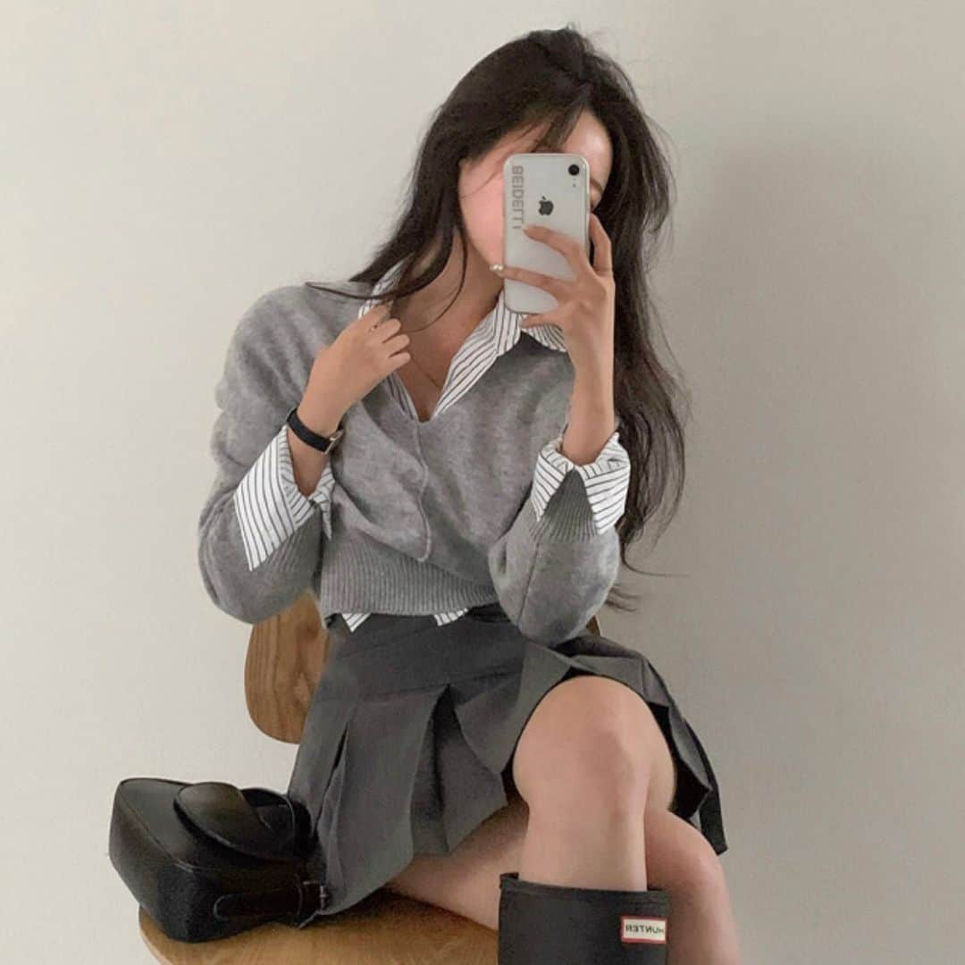 3rd Spring Official Instagramのインスタグラム：「🤍 スタッフ『 リアルバイ 』アイテム 🤍  オリジナルレザーパッチが付いている BEIDELLI( ベイデリー )のニット🧶✨ フロントのセンターラインもポイント！ そして、ウールが含まれている素材で 冬まで暖かく着用出来るのも嬉しい☺️  スタッフはグレーをチョイス✔︎  @3rdspring_official  ZOZOTOWNにて発売中🧸 ブランド品番：bei-23n-004で検索🔍  ----------  #3rdspring #セレクトショップ #beidelli #ベイデリー #韓国ブランド #韓国通販 #韓国 #韓国ファッション #韓国コーデ #ファッション #レディースファッション #レディースコーデ #レディース服 #秋ファッション #冬ファッション #秋コーデ #冬コーデ #秋服 #冬服 #新作 #新作アイテム #秋新作 #冬新作 #プチプラ #プチプラファッション」
