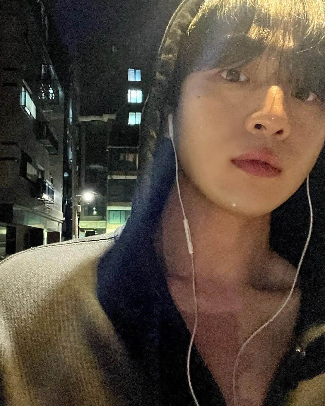 キム・カンミンのインスタグラム：「산책 중 🎧🎶🖤」