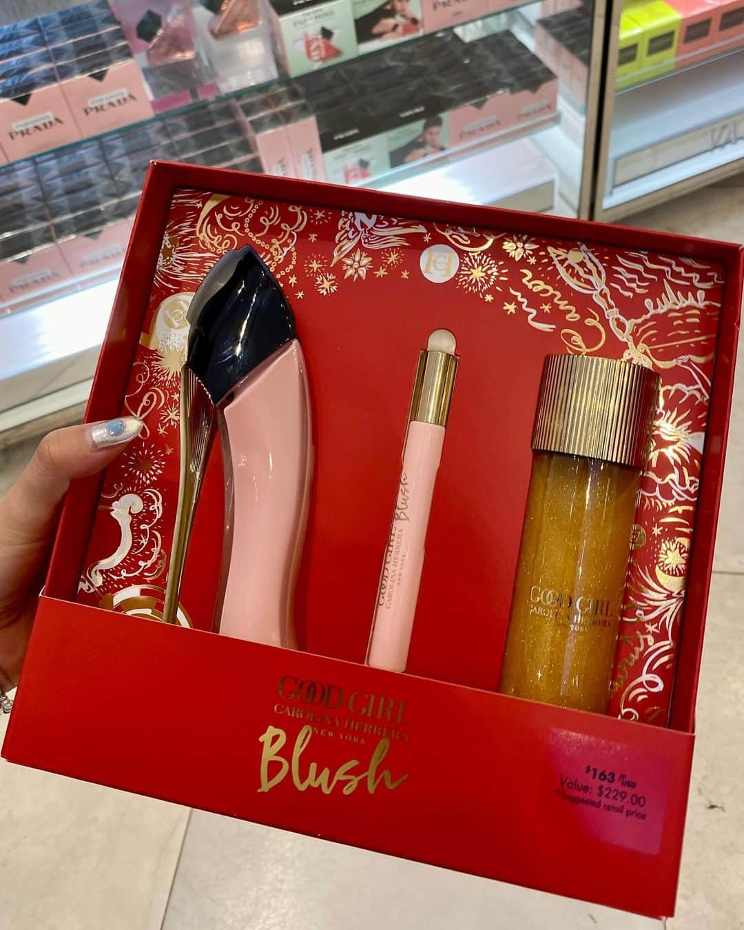 Macy'sさんのインスタグラム写真 - (Macy'sInstagram)「From #Gucci to #YvesSaintLaurent, we’ve got the latest and greatest #beauty holiday gift sets. Shop now during our Friends & Family Sale to score 15% off beauty. Hurry, savings end tomorrow. Use code: FRIEND at checkout. Exclusions apply.」10月29日 23時27分 - macys