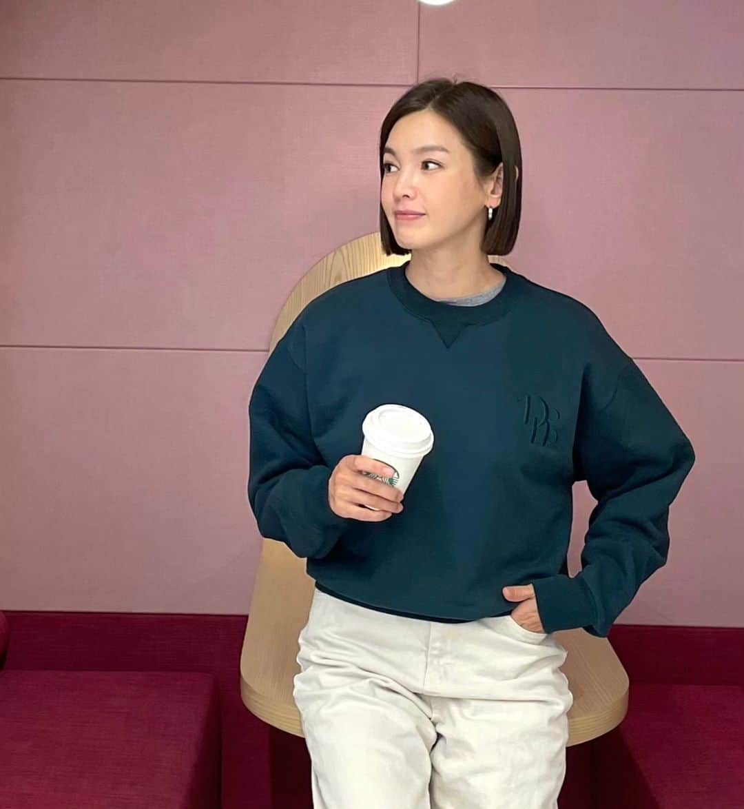チョン・ガウンさんのインスタグラム写真 - (チョン・ガウンInstagram)「@amaredono 이야기🥰  여러분 제가 그동안 바쁘게 무언가를 한다고 했잖아요. 그 무언가를 드디어 공개하려고 합니다.  아시다시피 전 평소에  이쁜옷도 좋아하지만, 플러스 실용적이고 편한옷을 좋아했어요.. 아무리 이뻐도 불편하면 딱 질색!! 거기다 고급스러움도 들어간다면 일석이조겠죠.  그래서..제가 그냥 만들어버렸어요..  내가 입고싶은옷!!!  여러분들이 입고 싶을 옷!!! 입어서 편하고 이쁜옷!! 선물같은 옷!! @amaredono  를 만들었습니다.  저만의 스타일로 "저의 브랜드" 라고 하기엔  부끄럽지만.. 브랜드를 만들었습니다..  시작은 미약하지만..그 끝은 창대하리라!! no no no!!  전 계속 미약해도  되요..그냥 내 옷을 사입으신분들만 만족해 하신다면..미약하게 오래 가고싶네요..  아직 아이템이 많지도 않고.. 디자인이 많이 특출나지도 않지만.. 편한데 뭔가 세련된 느낌으로 입으실수 있을꺼예요..  할얘기가 너무 많은데..^^ 특히 원단 고를때 정말 제 영혼을 다 쏟아서 선택을 했구요.. 여러공장에서 원단을 이렇게까지 좋은걸 쓸필요가 있냐는 소리를..🤣🤣🤣 귀에 딱지가 앉도록 들었어요.. 근데 제가 또 쓸데없는 똥고집이 있어서😁😁😁  오랜시간 고민하고 실패에 실패를 거듭하고 만들고 다시 만들고 또 다시 만들고 아마 공장분들이 저를 아주 싫어 할꺼같아요.. 너무 까다롭게 굴어서^^  근데 아시죠? 제가 공구할때도 공구품목 얼마나 까다롭고 신중하게 고르는지..  내브랜드 만드는데 오죽했겠냐구요😁😁😁  가벼운마음으로 쓱 한번 보시고 국민 맨투맨 한번 만들어봅시다🤣🤣🤣  아마레도노 반크롭 맨투맨  대한민국 국민들 다 입게 해주세요!!!!   아주 이쁜 스커트도 준비중이니까.. 스커트는 잠시 대기해주시공^^  그럼 자!! 잇츠 쇼핑타임^^  #가을패션 #가을패션추천 #맨투맨추천 #아마레도노」10月29日 23時22分 - jung_ka_eun