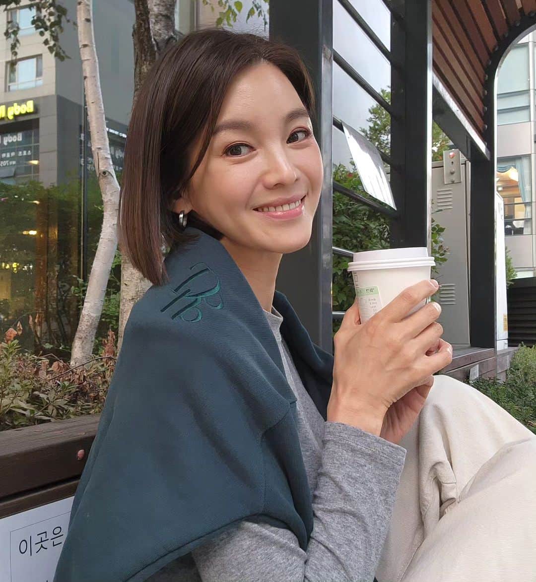 チョン・ガウンさんのインスタグラム写真 - (チョン・ガウンInstagram)「@amaredono 이야기🥰  여러분 제가 그동안 바쁘게 무언가를 한다고 했잖아요. 그 무언가를 드디어 공개하려고 합니다.  아시다시피 전 평소에  이쁜옷도 좋아하지만, 플러스 실용적이고 편한옷을 좋아했어요.. 아무리 이뻐도 불편하면 딱 질색!! 거기다 고급스러움도 들어간다면 일석이조겠죠.  그래서..제가 그냥 만들어버렸어요..  내가 입고싶은옷!!!  여러분들이 입고 싶을 옷!!! 입어서 편하고 이쁜옷!! 선물같은 옷!! @amaredono  를 만들었습니다.  저만의 스타일로 "저의 브랜드" 라고 하기엔  부끄럽지만.. 브랜드를 만들었습니다..  시작은 미약하지만..그 끝은 창대하리라!! no no no!!  전 계속 미약해도  되요..그냥 내 옷을 사입으신분들만 만족해 하신다면..미약하게 오래 가고싶네요..  아직 아이템이 많지도 않고.. 디자인이 많이 특출나지도 않지만.. 편한데 뭔가 세련된 느낌으로 입으실수 있을꺼예요..  할얘기가 너무 많은데..^^ 특히 원단 고를때 정말 제 영혼을 다 쏟아서 선택을 했구요.. 여러공장에서 원단을 이렇게까지 좋은걸 쓸필요가 있냐는 소리를..🤣🤣🤣 귀에 딱지가 앉도록 들었어요.. 근데 제가 또 쓸데없는 똥고집이 있어서😁😁😁  오랜시간 고민하고 실패에 실패를 거듭하고 만들고 다시 만들고 또 다시 만들고 아마 공장분들이 저를 아주 싫어 할꺼같아요.. 너무 까다롭게 굴어서^^  근데 아시죠? 제가 공구할때도 공구품목 얼마나 까다롭고 신중하게 고르는지..  내브랜드 만드는데 오죽했겠냐구요😁😁😁  가벼운마음으로 쓱 한번 보시고 국민 맨투맨 한번 만들어봅시다🤣🤣🤣  아마레도노 반크롭 맨투맨  대한민국 국민들 다 입게 해주세요!!!!   아주 이쁜 스커트도 준비중이니까.. 스커트는 잠시 대기해주시공^^  그럼 자!! 잇츠 쇼핑타임^^  #가을패션 #가을패션추천 #맨투맨추천 #아마레도노」10月29日 23時22分 - jung_ka_eun