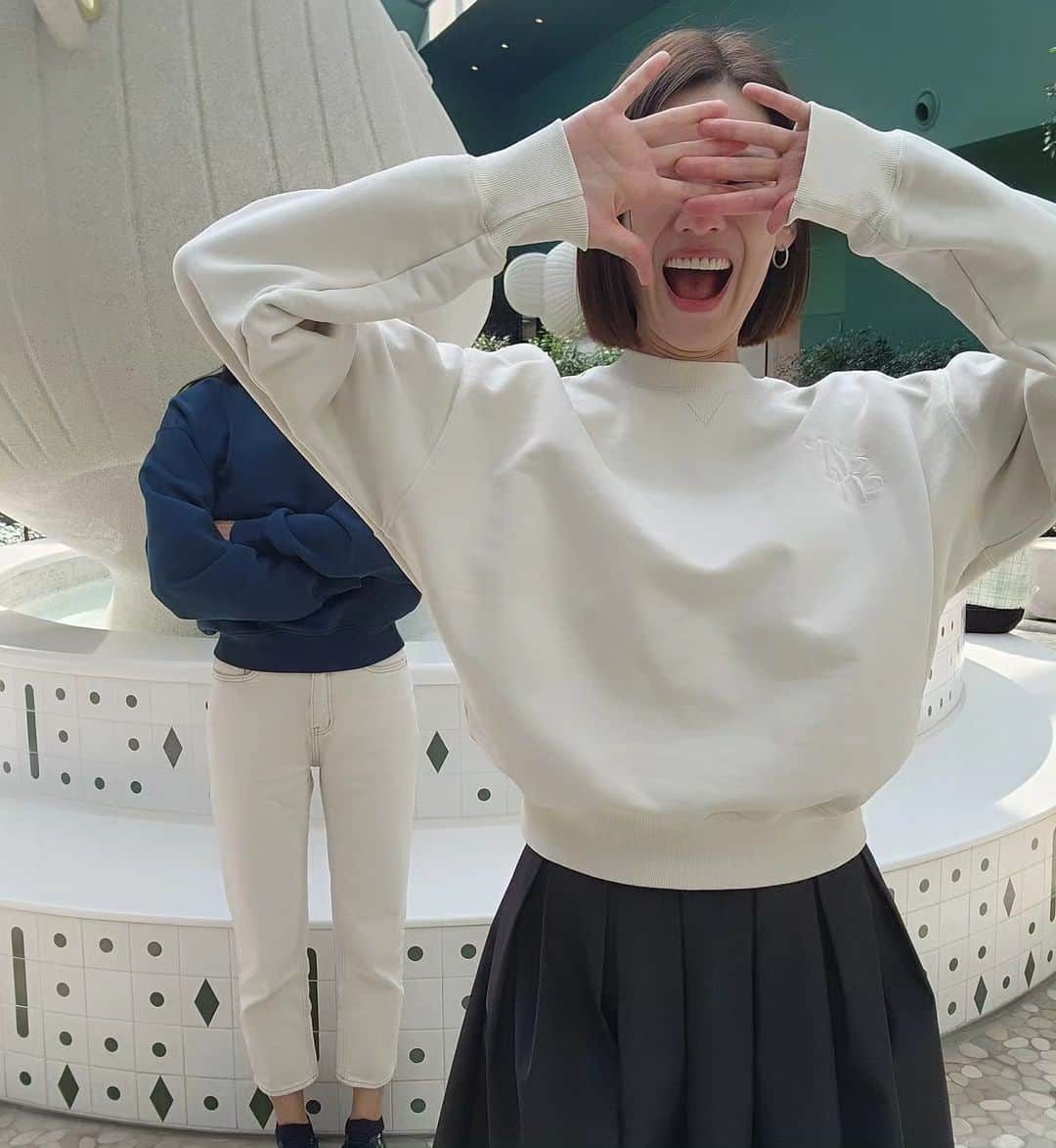 チョン・ガウンさんのインスタグラム写真 - (チョン・ガウンInstagram)「@amaredono 이야기🥰  여러분 제가 그동안 바쁘게 무언가를 한다고 했잖아요. 그 무언가를 드디어 공개하려고 합니다.  아시다시피 전 평소에  이쁜옷도 좋아하지만, 플러스 실용적이고 편한옷을 좋아했어요.. 아무리 이뻐도 불편하면 딱 질색!! 거기다 고급스러움도 들어간다면 일석이조겠죠.  그래서..제가 그냥 만들어버렸어요..  내가 입고싶은옷!!!  여러분들이 입고 싶을 옷!!! 입어서 편하고 이쁜옷!! 선물같은 옷!! @amaredono  를 만들었습니다.  저만의 스타일로 "저의 브랜드" 라고 하기엔  부끄럽지만.. 브랜드를 만들었습니다..  시작은 미약하지만..그 끝은 창대하리라!! no no no!!  전 계속 미약해도  되요..그냥 내 옷을 사입으신분들만 만족해 하신다면..미약하게 오래 가고싶네요..  아직 아이템이 많지도 않고.. 디자인이 많이 특출나지도 않지만.. 편한데 뭔가 세련된 느낌으로 입으실수 있을꺼예요..  할얘기가 너무 많은데..^^ 특히 원단 고를때 정말 제 영혼을 다 쏟아서 선택을 했구요.. 여러공장에서 원단을 이렇게까지 좋은걸 쓸필요가 있냐는 소리를..🤣🤣🤣 귀에 딱지가 앉도록 들었어요.. 근데 제가 또 쓸데없는 똥고집이 있어서😁😁😁  오랜시간 고민하고 실패에 실패를 거듭하고 만들고 다시 만들고 또 다시 만들고 아마 공장분들이 저를 아주 싫어 할꺼같아요.. 너무 까다롭게 굴어서^^  근데 아시죠? 제가 공구할때도 공구품목 얼마나 까다롭고 신중하게 고르는지..  내브랜드 만드는데 오죽했겠냐구요😁😁😁  가벼운마음으로 쓱 한번 보시고 국민 맨투맨 한번 만들어봅시다🤣🤣🤣  아마레도노 반크롭 맨투맨  대한민국 국민들 다 입게 해주세요!!!!   아주 이쁜 스커트도 준비중이니까.. 스커트는 잠시 대기해주시공^^  그럼 자!! 잇츠 쇼핑타임^^  #가을패션 #가을패션추천 #맨투맨추천 #아마레도노」10月29日 23時22分 - jung_ka_eun