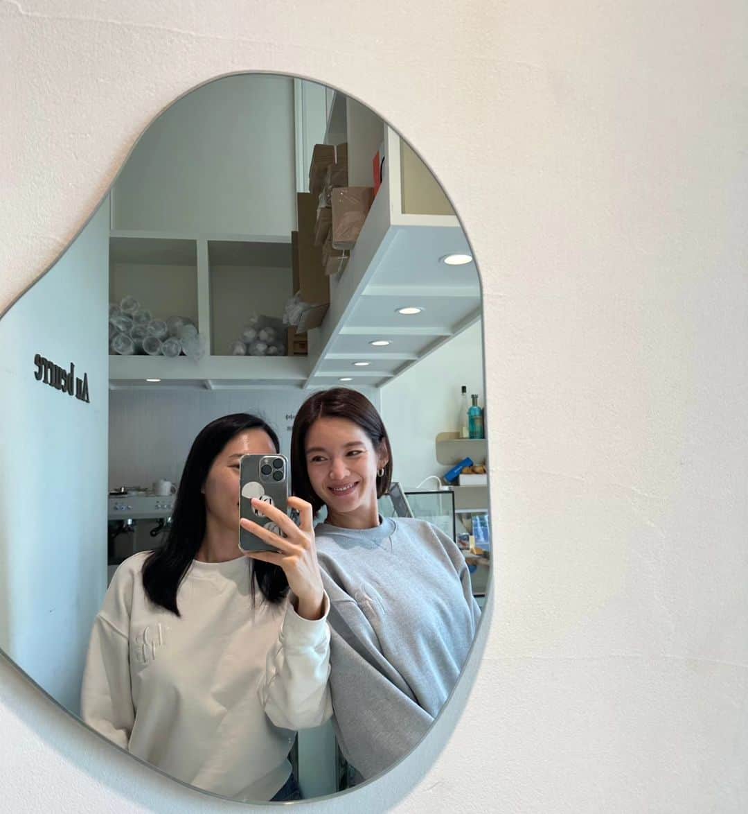 チョン・ガウンさんのインスタグラム写真 - (チョン・ガウンInstagram)「@amaredono 이야기🥰  여러분 제가 그동안 바쁘게 무언가를 한다고 했잖아요. 그 무언가를 드디어 공개하려고 합니다.  아시다시피 전 평소에  이쁜옷도 좋아하지만, 플러스 실용적이고 편한옷을 좋아했어요.. 아무리 이뻐도 불편하면 딱 질색!! 거기다 고급스러움도 들어간다면 일석이조겠죠.  그래서..제가 그냥 만들어버렸어요..  내가 입고싶은옷!!!  여러분들이 입고 싶을 옷!!! 입어서 편하고 이쁜옷!! 선물같은 옷!! @amaredono  를 만들었습니다.  저만의 스타일로 "저의 브랜드" 라고 하기엔  부끄럽지만.. 브랜드를 만들었습니다..  시작은 미약하지만..그 끝은 창대하리라!! no no no!!  전 계속 미약해도  되요..그냥 내 옷을 사입으신분들만 만족해 하신다면..미약하게 오래 가고싶네요..  아직 아이템이 많지도 않고.. 디자인이 많이 특출나지도 않지만.. 편한데 뭔가 세련된 느낌으로 입으실수 있을꺼예요..  할얘기가 너무 많은데..^^ 특히 원단 고를때 정말 제 영혼을 다 쏟아서 선택을 했구요.. 여러공장에서 원단을 이렇게까지 좋은걸 쓸필요가 있냐는 소리를..🤣🤣🤣 귀에 딱지가 앉도록 들었어요.. 근데 제가 또 쓸데없는 똥고집이 있어서😁😁😁  오랜시간 고민하고 실패에 실패를 거듭하고 만들고 다시 만들고 또 다시 만들고 아마 공장분들이 저를 아주 싫어 할꺼같아요.. 너무 까다롭게 굴어서^^  근데 아시죠? 제가 공구할때도 공구품목 얼마나 까다롭고 신중하게 고르는지..  내브랜드 만드는데 오죽했겠냐구요😁😁😁  가벼운마음으로 쓱 한번 보시고 국민 맨투맨 한번 만들어봅시다🤣🤣🤣  아마레도노 반크롭 맨투맨  대한민국 국민들 다 입게 해주세요!!!!   아주 이쁜 스커트도 준비중이니까.. 스커트는 잠시 대기해주시공^^  그럼 자!! 잇츠 쇼핑타임^^  #가을패션 #가을패션추천 #맨투맨추천 #아마레도노」10月29日 23時22分 - jung_ka_eun