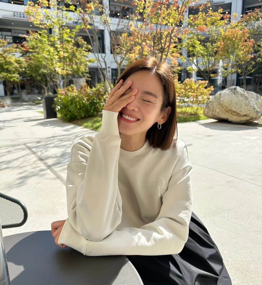 チョン・ガウンさんのインスタグラム写真 - (チョン・ガウンInstagram)「@amaredono 이야기🥰  여러분 제가 그동안 바쁘게 무언가를 한다고 했잖아요. 그 무언가를 드디어 공개하려고 합니다.  아시다시피 전 평소에  이쁜옷도 좋아하지만, 플러스 실용적이고 편한옷을 좋아했어요.. 아무리 이뻐도 불편하면 딱 질색!! 거기다 고급스러움도 들어간다면 일석이조겠죠.  그래서..제가 그냥 만들어버렸어요..  내가 입고싶은옷!!!  여러분들이 입고 싶을 옷!!! 입어서 편하고 이쁜옷!! 선물같은 옷!! @amaredono  를 만들었습니다.  저만의 스타일로 "저의 브랜드" 라고 하기엔  부끄럽지만.. 브랜드를 만들었습니다..  시작은 미약하지만..그 끝은 창대하리라!! no no no!!  전 계속 미약해도  되요..그냥 내 옷을 사입으신분들만 만족해 하신다면..미약하게 오래 가고싶네요..  아직 아이템이 많지도 않고.. 디자인이 많이 특출나지도 않지만.. 편한데 뭔가 세련된 느낌으로 입으실수 있을꺼예요..  할얘기가 너무 많은데..^^ 특히 원단 고를때 정말 제 영혼을 다 쏟아서 선택을 했구요.. 여러공장에서 원단을 이렇게까지 좋은걸 쓸필요가 있냐는 소리를..🤣🤣🤣 귀에 딱지가 앉도록 들었어요.. 근데 제가 또 쓸데없는 똥고집이 있어서😁😁😁  오랜시간 고민하고 실패에 실패를 거듭하고 만들고 다시 만들고 또 다시 만들고 아마 공장분들이 저를 아주 싫어 할꺼같아요.. 너무 까다롭게 굴어서^^  근데 아시죠? 제가 공구할때도 공구품목 얼마나 까다롭고 신중하게 고르는지..  내브랜드 만드는데 오죽했겠냐구요😁😁😁  가벼운마음으로 쓱 한번 보시고 국민 맨투맨 한번 만들어봅시다🤣🤣🤣  아마레도노 반크롭 맨투맨  대한민국 국민들 다 입게 해주세요!!!!   아주 이쁜 스커트도 준비중이니까.. 스커트는 잠시 대기해주시공^^  그럼 자!! 잇츠 쇼핑타임^^  #가을패션 #가을패션추천 #맨투맨추천 #아마레도노」10月29日 23時22分 - jung_ka_eun