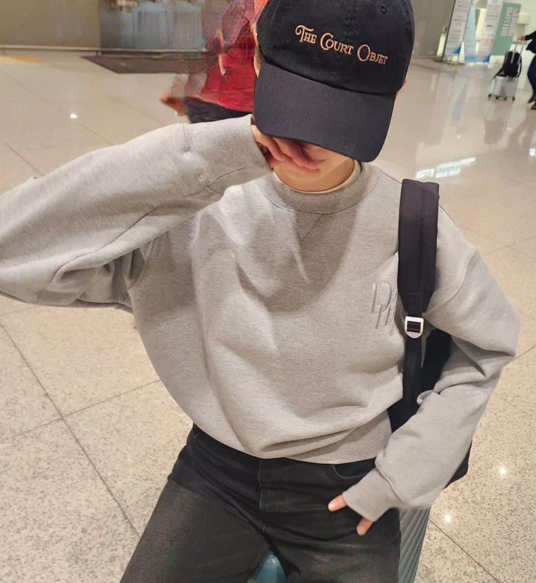 チョン・ガウンさんのインスタグラム写真 - (チョン・ガウンInstagram)「@amaredono 이야기🥰  여러분 제가 그동안 바쁘게 무언가를 한다고 했잖아요. 그 무언가를 드디어 공개하려고 합니다.  아시다시피 전 평소에  이쁜옷도 좋아하지만, 플러스 실용적이고 편한옷을 좋아했어요.. 아무리 이뻐도 불편하면 딱 질색!! 거기다 고급스러움도 들어간다면 일석이조겠죠.  그래서..제가 그냥 만들어버렸어요..  내가 입고싶은옷!!!  여러분들이 입고 싶을 옷!!! 입어서 편하고 이쁜옷!! 선물같은 옷!! @amaredono  를 만들었습니다.  저만의 스타일로 "저의 브랜드" 라고 하기엔  부끄럽지만.. 브랜드를 만들었습니다..  시작은 미약하지만..그 끝은 창대하리라!! no no no!!  전 계속 미약해도  되요..그냥 내 옷을 사입으신분들만 만족해 하신다면..미약하게 오래 가고싶네요..  아직 아이템이 많지도 않고.. 디자인이 많이 특출나지도 않지만.. 편한데 뭔가 세련된 느낌으로 입으실수 있을꺼예요..  할얘기가 너무 많은데..^^ 특히 원단 고를때 정말 제 영혼을 다 쏟아서 선택을 했구요.. 여러공장에서 원단을 이렇게까지 좋은걸 쓸필요가 있냐는 소리를..🤣🤣🤣 귀에 딱지가 앉도록 들었어요.. 근데 제가 또 쓸데없는 똥고집이 있어서😁😁😁  오랜시간 고민하고 실패에 실패를 거듭하고 만들고 다시 만들고 또 다시 만들고 아마 공장분들이 저를 아주 싫어 할꺼같아요.. 너무 까다롭게 굴어서^^  근데 아시죠? 제가 공구할때도 공구품목 얼마나 까다롭고 신중하게 고르는지..  내브랜드 만드는데 오죽했겠냐구요😁😁😁  가벼운마음으로 쓱 한번 보시고 국민 맨투맨 한번 만들어봅시다🤣🤣🤣  아마레도노 반크롭 맨투맨  대한민국 국민들 다 입게 해주세요!!!!   아주 이쁜 스커트도 준비중이니까.. 스커트는 잠시 대기해주시공^^  그럼 자!! 잇츠 쇼핑타임^^  #가을패션 #가을패션추천 #맨투맨추천 #아마레도노」10月29日 23時22分 - jung_ka_eun