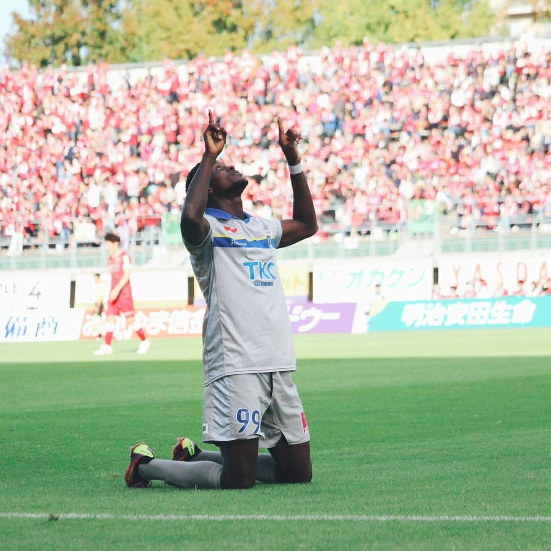 栃木SCのインスタグラム：「． GAME PHOTOS📷 ． ． 🗓10/29(日)14:00KICKOFF ⚽️明治安田生命J2リーグ第40節 🆚ファジアーノ岡山 🏟シティライトスタジアム 📝栃木 1-1 岡山 55分　#イスマイラ  82分　失点  スタジアムで応援いただいたサポーターの皆さま、 #DAZN で共に戦っていただいた皆さま、ありがとうございました。  次節▶︎▶︎▶︎11月5日(日)アウェイ東京ヴェルディ戦⚽️  ➡︎📱#DAZN への加入・試聴で栃木SCを応援しよう！ http://prf.hn/click/camref:1100l38Di/creativeref:1011l20500 ． #栃木SC #TochigiSC #jleague」