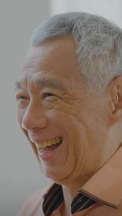 リー・シェンロンのインスタグラム：「Today, at the Ang Mo Kio, Kebun Baru and Yio Chu Kang LKY100 commemoration ceremony, we screened a short film, “The Greening of Singapore”. The film focusses on one of the many things Mr Lee Kuan Yew did for Singapore – creating a clean and green environment for everyone to enjoy.  I think what would have made Mr Lee happy would be to see the country continuing to progress, prosper, and be one united people, regardless of race, language or religion. During this time of unprecedented global strife, our tree-filled little red dot continues to shine bright in the world. We have a responsibility to keep this going, for future generations, for many years to come. – LHL」
