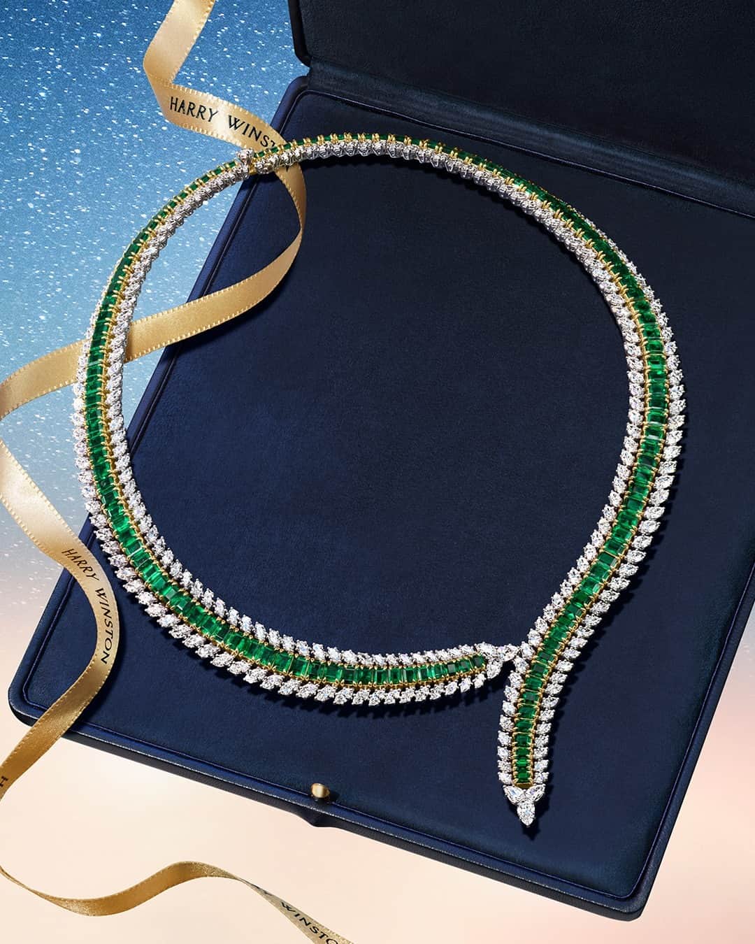 ハリー・ウィンストンのインスタグラム：「Wrap your loved one in holiday cheer. These impressive emeralds evoke the season’s wonder and magic in this endlessly enchanting necklace. Dazzle them with incredible brilliance this year—link in bio. #WinstonWishes #HarryWinston」