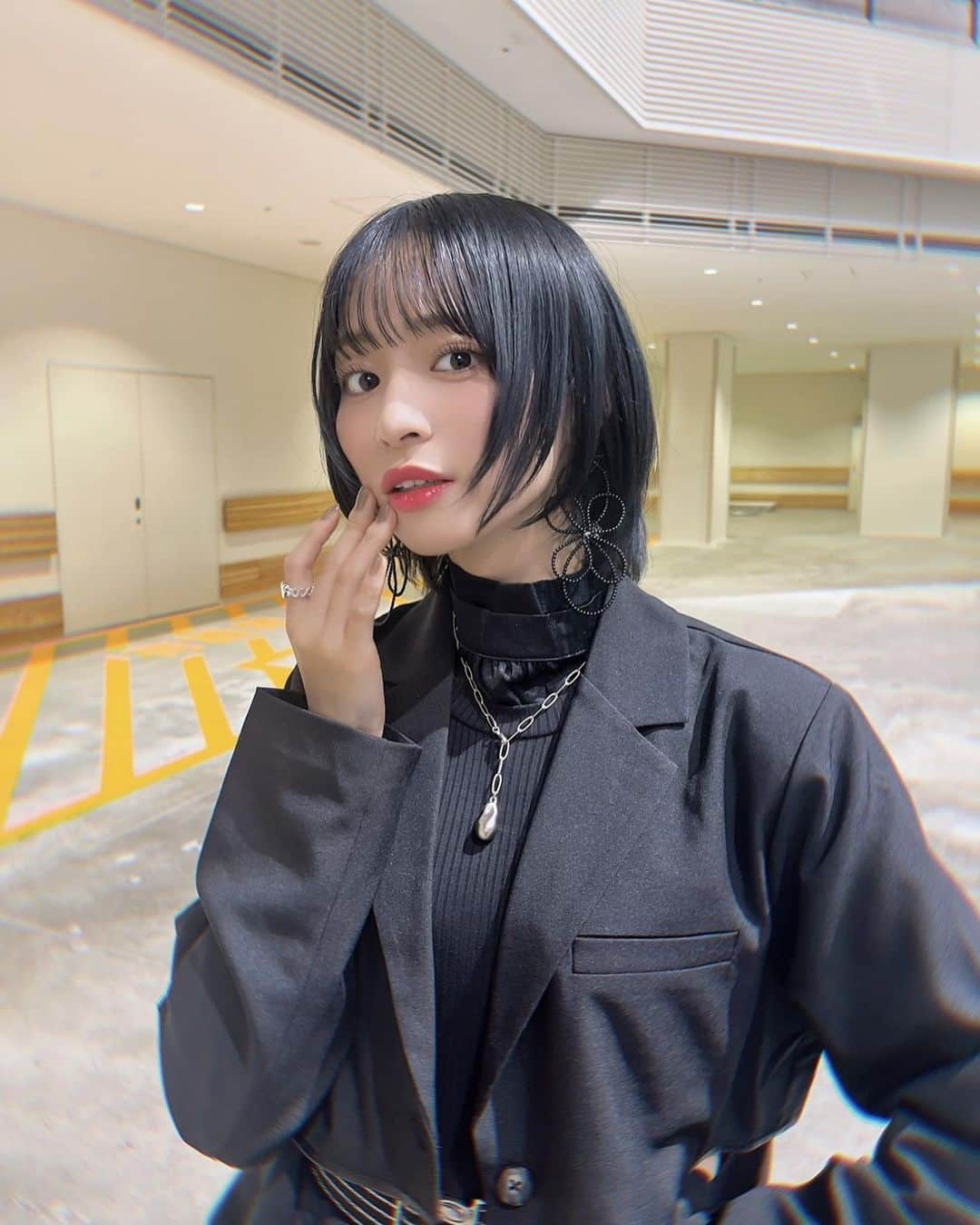 冨田菜々風さんのインスタグラム写真 - (冨田菜々風Instagram)「★  超どタイプな真っ黒ジャケットを発見しまして さっそく対面お話し会で着てみましたー！  その日に合わせて丈を調節できるの良すぎない？ (取り外しボタンついてて、片側外しも出来るし、全部外しも◎ちなみにこの日私は片側ちょい外し！)丈はショートもロングも可愛かったよ〜〜〜！ 背中がま〜たおしゃれなカッティングだった🤫  イヤリングも、この日の服に合わせる為にずっと取っておいたんだきっとー！って思うくらいぴったりでした！(結構前に買ってて、！だいぶ寝かせてた！わは！)  お花かわいい〜〜よね！  私の好きなモノトーンコーデは どうだったかな？」10月29日 23時35分 - tomita_nanaka