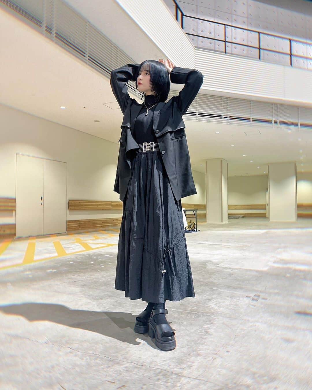 冨田菜々風さんのインスタグラム写真 - (冨田菜々風Instagram)「★  超どタイプな真っ黒ジャケットを発見しまして さっそく対面お話し会で着てみましたー！  その日に合わせて丈を調節できるの良すぎない？ (取り外しボタンついてて、片側外しも出来るし、全部外しも◎ちなみにこの日私は片側ちょい外し！)丈はショートもロングも可愛かったよ〜〜〜！ 背中がま〜たおしゃれなカッティングだった🤫  イヤリングも、この日の服に合わせる為にずっと取っておいたんだきっとー！って思うくらいぴったりでした！(結構前に買ってて、！だいぶ寝かせてた！わは！)  お花かわいい〜〜よね！  私の好きなモノトーンコーデは どうだったかな？」10月29日 23時35分 - tomita_nanaka