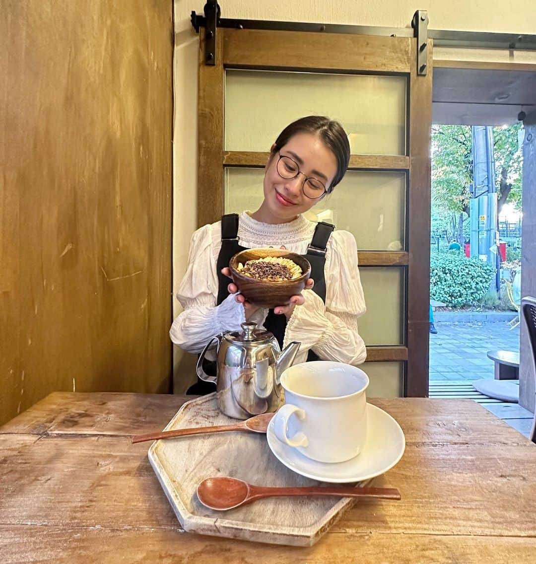 小澤名代さんのインスタグラム写真 - (小澤名代Instagram)「ヨーグルト好きにはたまらないグリックヨーグルトのカフェ。 もうめちゃくちゃ美味しくて感動しました。 バナナプリンをチョイス🍮🍌（2枚目みて。めちゃくちゃ美味しかった）  ヘルシーでタンパク質とれるからヨーグルトのカフェが韓国で流行ってるみたい！ トレーニング後に毎日こんなカフェがあったらいいなぁ。  @thanksoat #thanksoath #ヨンナムドン #ヨンナムドンカフェ #韓国カフェ #グリックヨーグルト #ギリシャヨーグルト」10月29日 23時36分 - ozawanayo