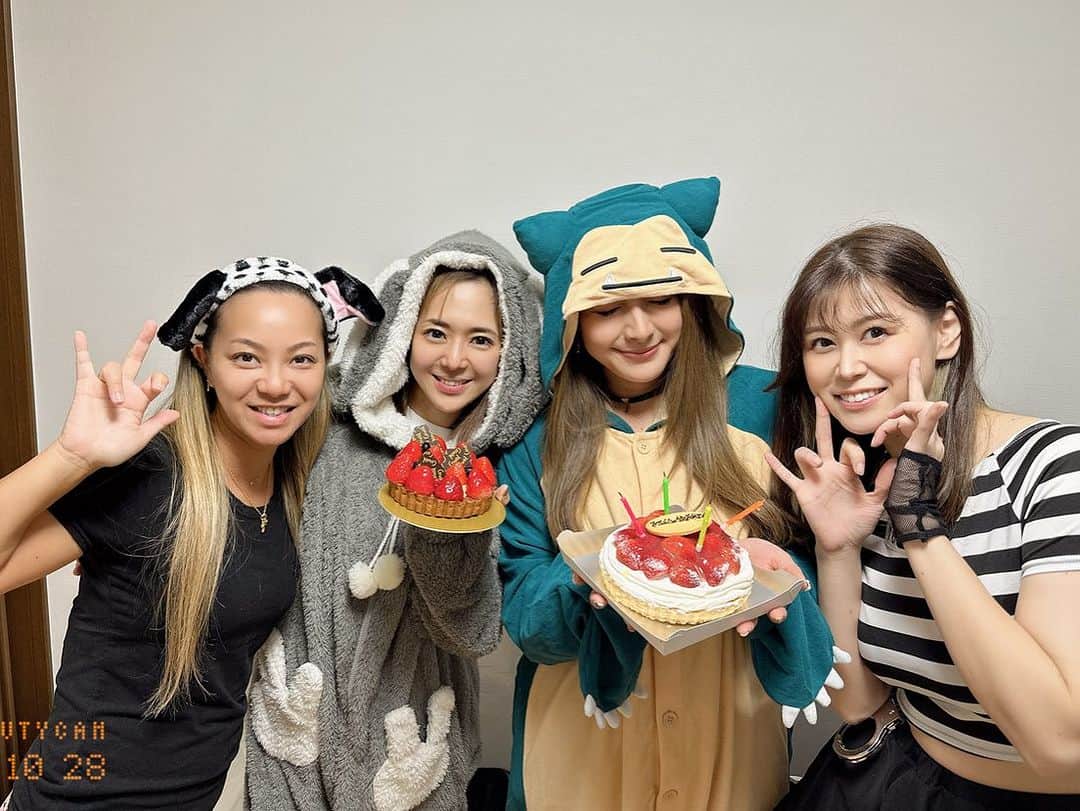 川村りかのインスタグラム：「カビゴン2日目🩵 。 。 。 DARAと集まるからオススメの苺タルトを買って行ったらサプライズで苺タルトのお誕生日ケーキが出てきた🤣🍓💕  お祝いしてくれてありがとう❤️❤️  ２つのタルトはみんなでペロリとなくなりました😋💓」