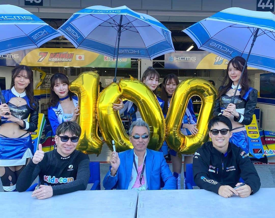 はにゅんさんのインスタグラム写真 - (はにゅんInstagram)「SUPER FORMULA Rd.8,9 SUZUKA  最終戦お疲れ様でした🪽  第8戦は大きなクラッシュによるコース破損のため、3/31周時点でレース終了となりました。第9戦は予定通り行われ、チャンピオン、シリーズランキング争いで激しいレース展開になりましたが、あっという間の最終レースでした  🏁第8戦/第9戦 #7 小林可夢偉選手 8位/17位 #18 国本雄資選手 16位/8位  PWでは国本選手の記念すべき100戦目達成㊗️のお祝いも！💐 先日のNHK #100カメ の放送もあり、PWやサイン会も大盛況でミスターニシヤマこと西山社長も大人気でした😎✨  皆さん、1年間Kids com Team KCMGへの沢山の応援、本当に本当にありがとうございました！ トップフォーミュラ50周年、SF RQデビューの今年、素敵なチームの一員として携われたこと、とても嬉しく思います。 ありがとうございました！またお会いしましょう！🏎️💨  #SFormula #SUPERFORMULA #鈴鹿サーキット #SF #KCMG #SF50 #レースクイーン #TOYOTA」10月29日 23時29分 - hanyu_nanoka_