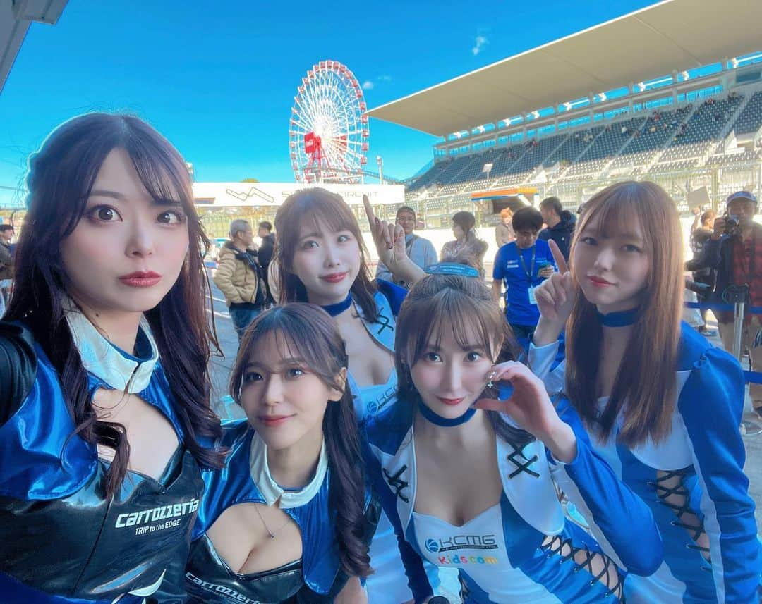 はにゅんさんのインスタグラム写真 - (はにゅんInstagram)「SUPER FORMULA Rd.8,9 SUZUKA  最終戦お疲れ様でした🪽  第8戦は大きなクラッシュによるコース破損のため、3/31周時点でレース終了となりました。第9戦は予定通り行われ、チャンピオン、シリーズランキング争いで激しいレース展開になりましたが、あっという間の最終レースでした  🏁第8戦/第9戦 #7 小林可夢偉選手 8位/17位 #18 国本雄資選手 16位/8位  PWでは国本選手の記念すべき100戦目達成㊗️のお祝いも！💐 先日のNHK #100カメ の放送もあり、PWやサイン会も大盛況でミスターニシヤマこと西山社長も大人気でした😎✨  皆さん、1年間Kids com Team KCMGへの沢山の応援、本当に本当にありがとうございました！ トップフォーミュラ50周年、SF RQデビューの今年、素敵なチームの一員として携われたこと、とても嬉しく思います。 ありがとうございました！またお会いしましょう！🏎️💨  #SFormula #SUPERFORMULA #鈴鹿サーキット #SF #KCMG #SF50 #レースクイーン #TOYOTA」10月29日 23時29分 - hanyu_nanoka_