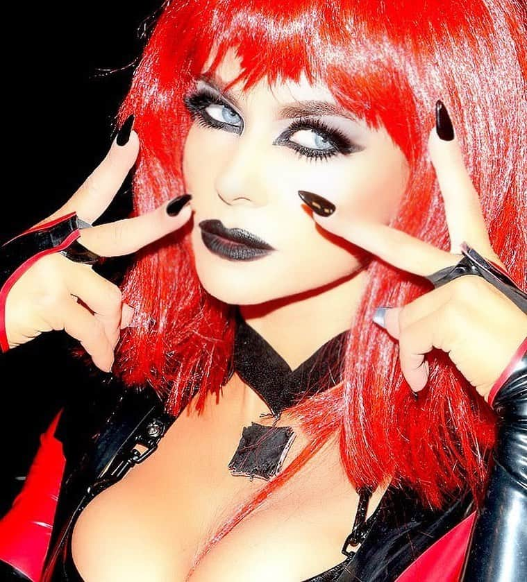 カルメン・エレクトラのインスタグラム：「get into it 🤘🏼💋🖤 #halloween #carmween #scary #costume #spooky #halloweenmakeup」