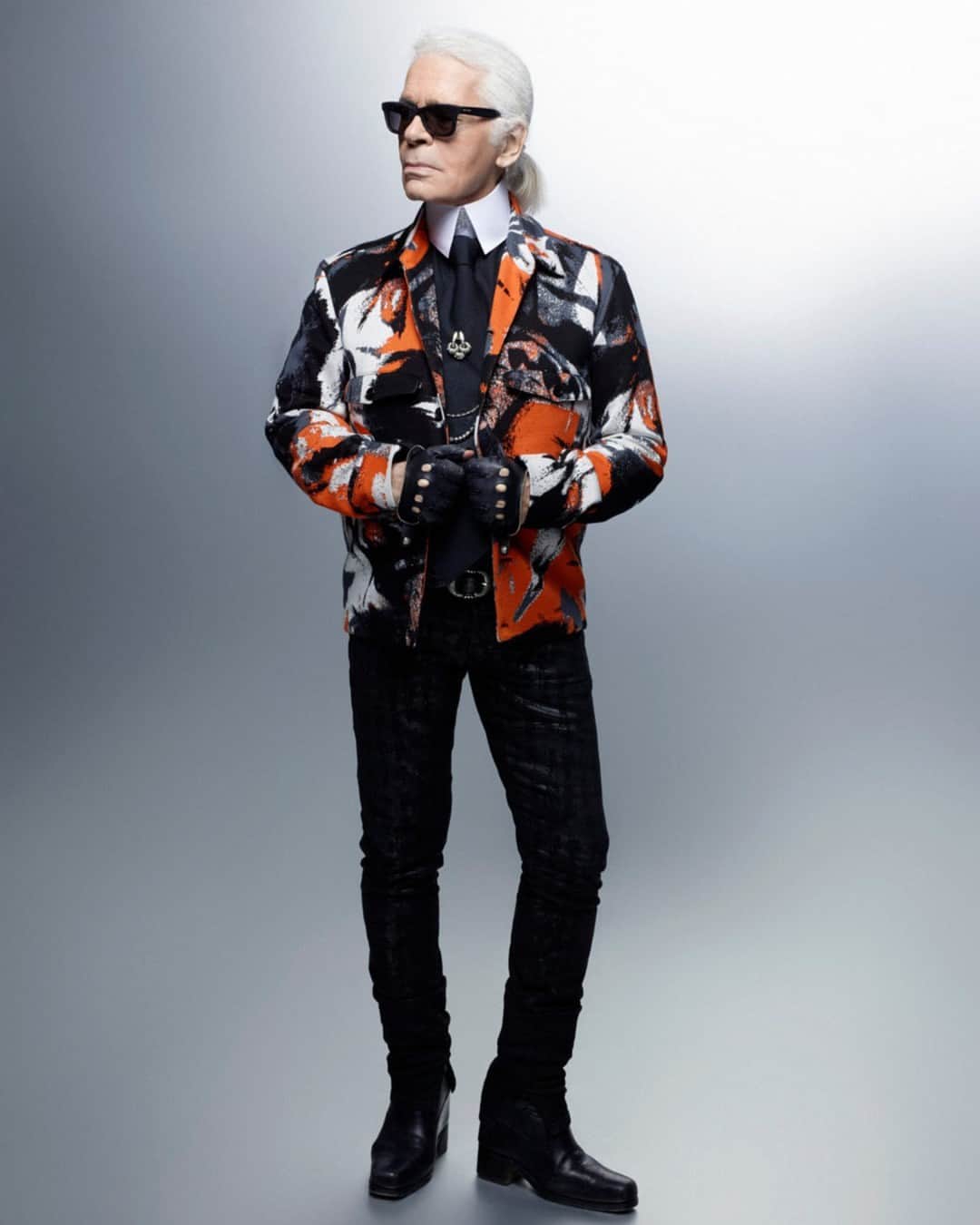 カールラガーフェルドさんのインスタグラム写真 - (カールラガーフェルドInstagram)「A surprising splash of color worn by Karl Lagerfeld in this self-portrait for Gala magazine (Germany). #KARLLAGERFELD」10月30日 0時00分 - karllagerfeld